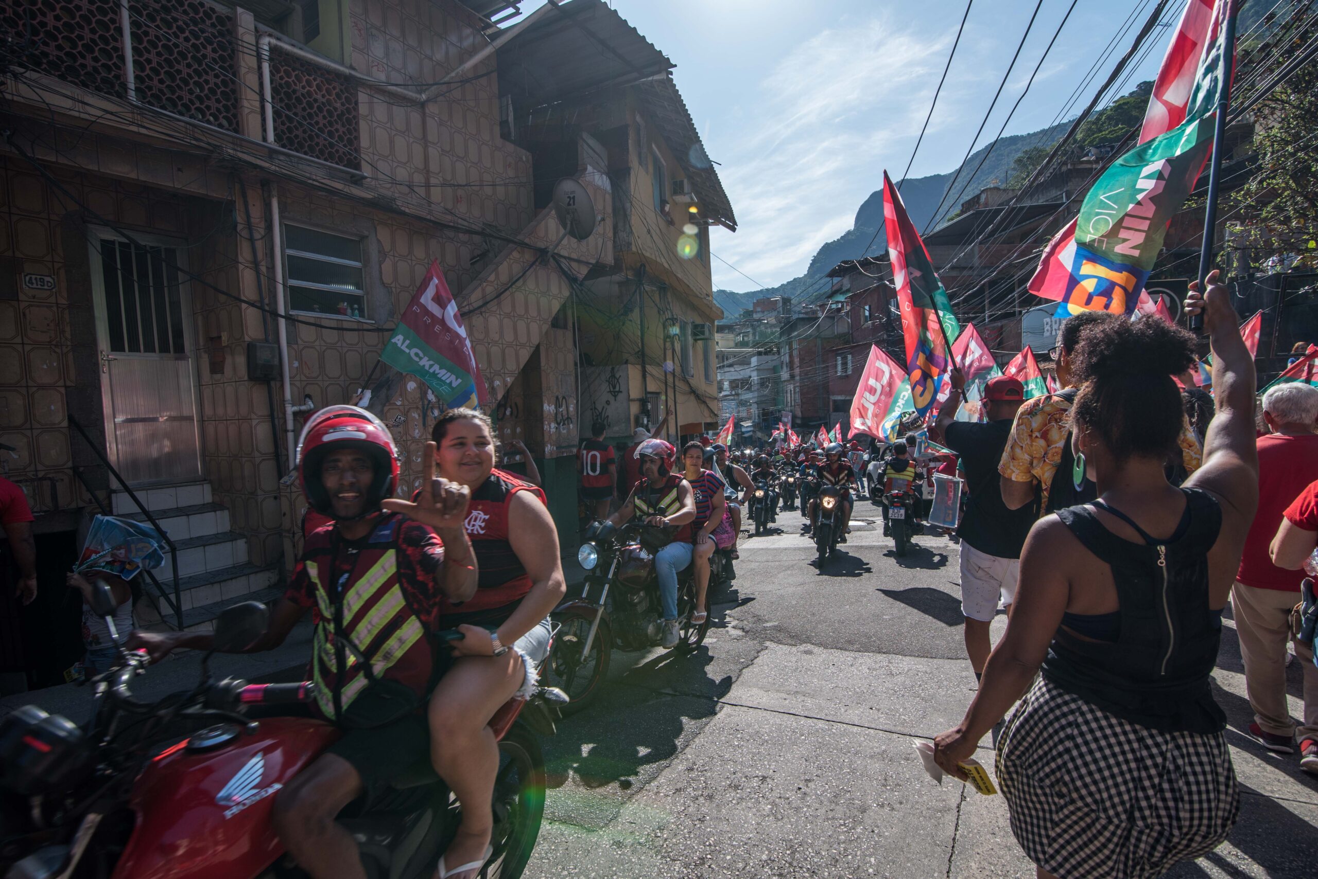 Mototaxista na Rocinha faz o L em apoio a Lula no segundo turno das eleições 2022. Foto: Bárbara Dias/RioOnWatch