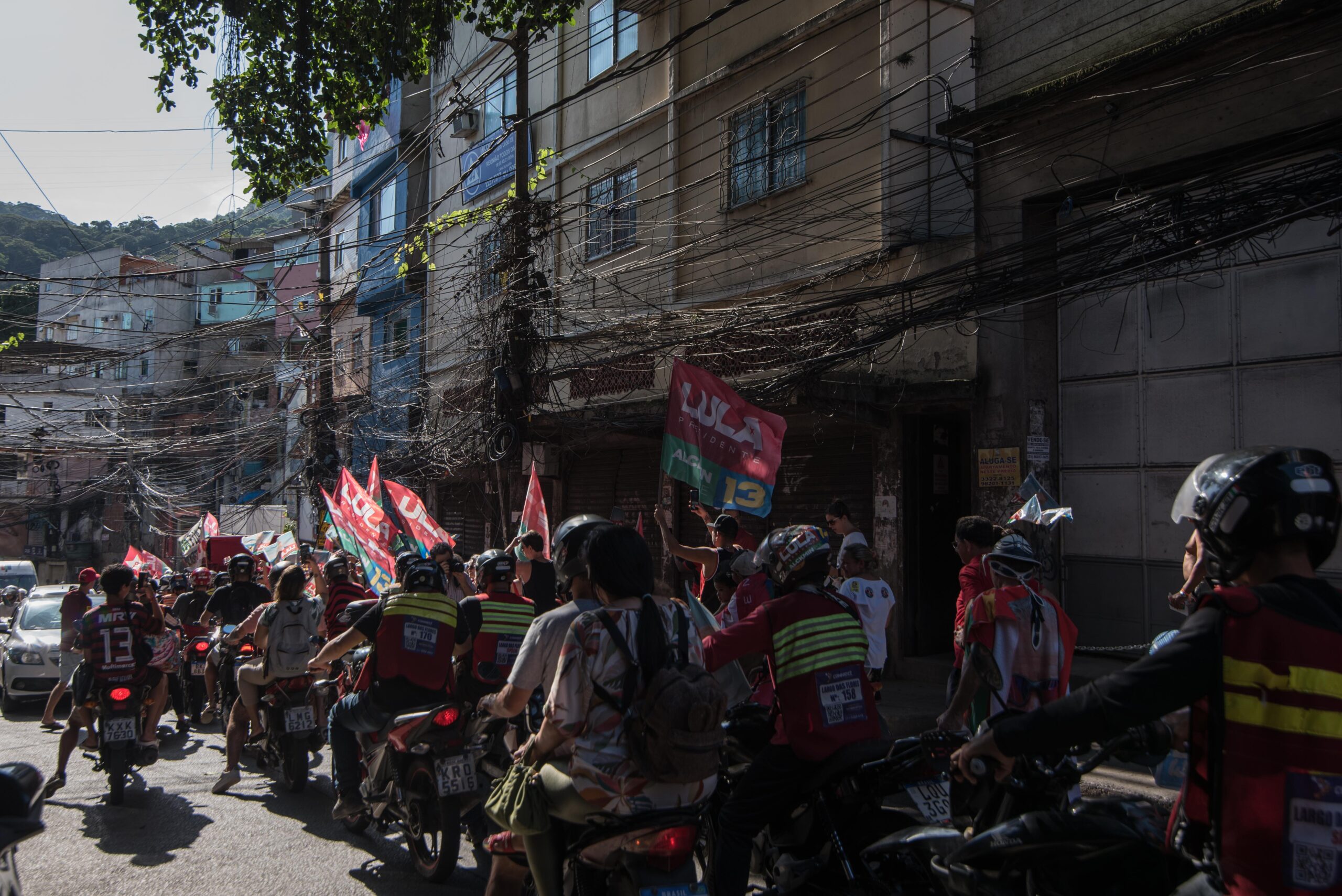 Onda vermelha desce a Rocinha defendendo o legado de Lula nas favelas. Foto: Bárbara Dias/RioOnWatch