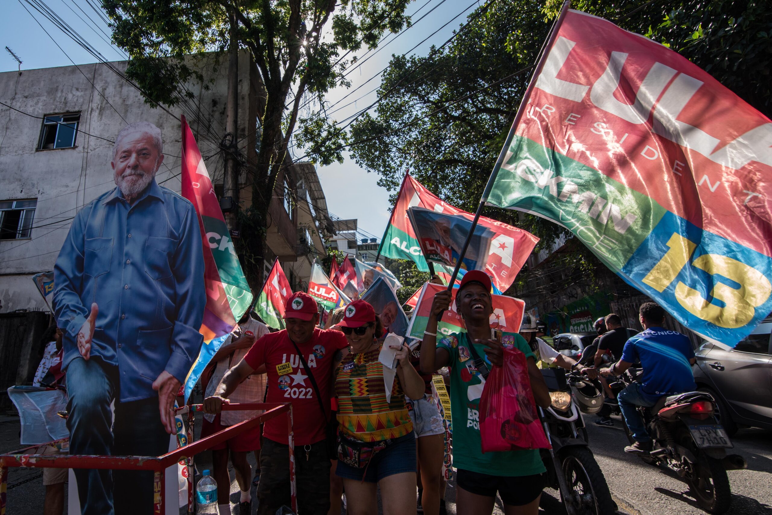 Participantes da Caminhada em favor de Lula na Rocinha trazem Lula em uma grande foto impressa. Foto: Bárbara Dias/RioOnWatch