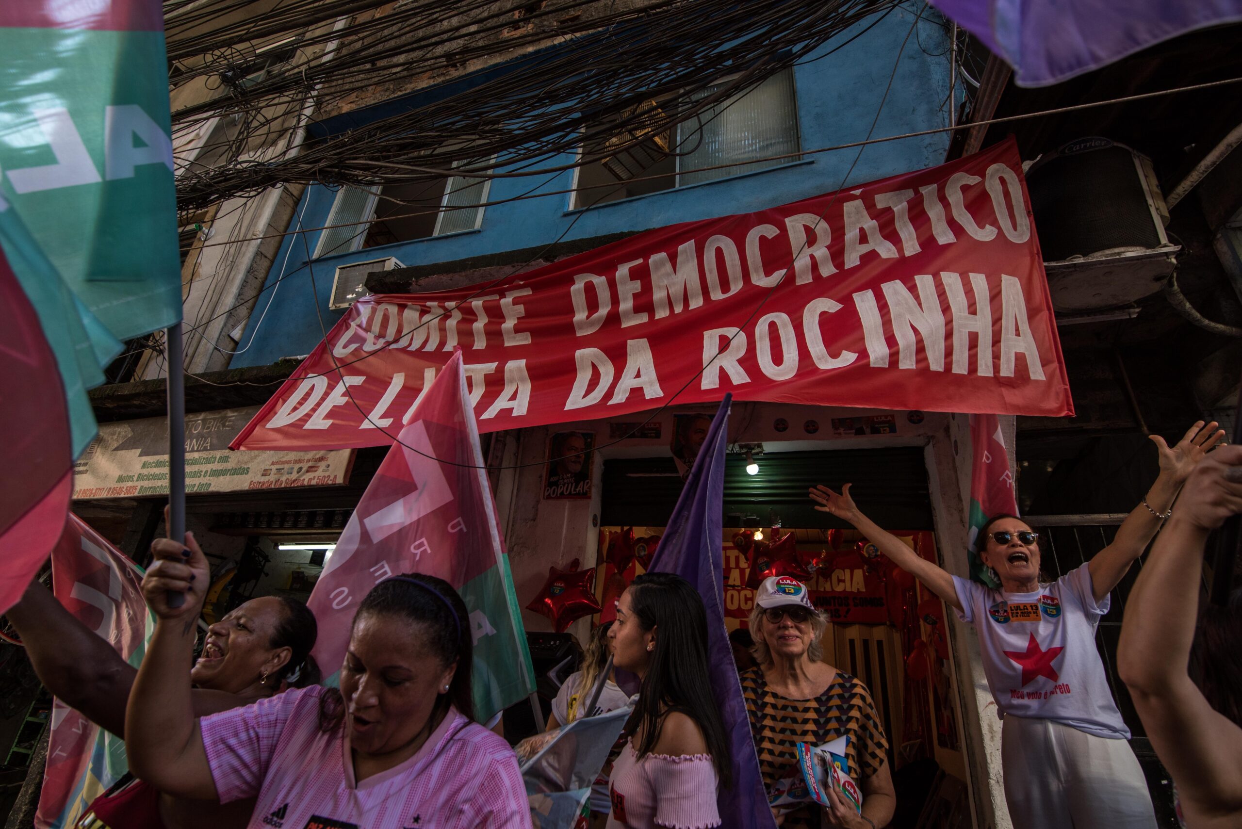 Registro de manifestantes em frente ao Comitê Democrático de Luta da Rocinha. Foto: Bárbara Dias/RioOnWatch