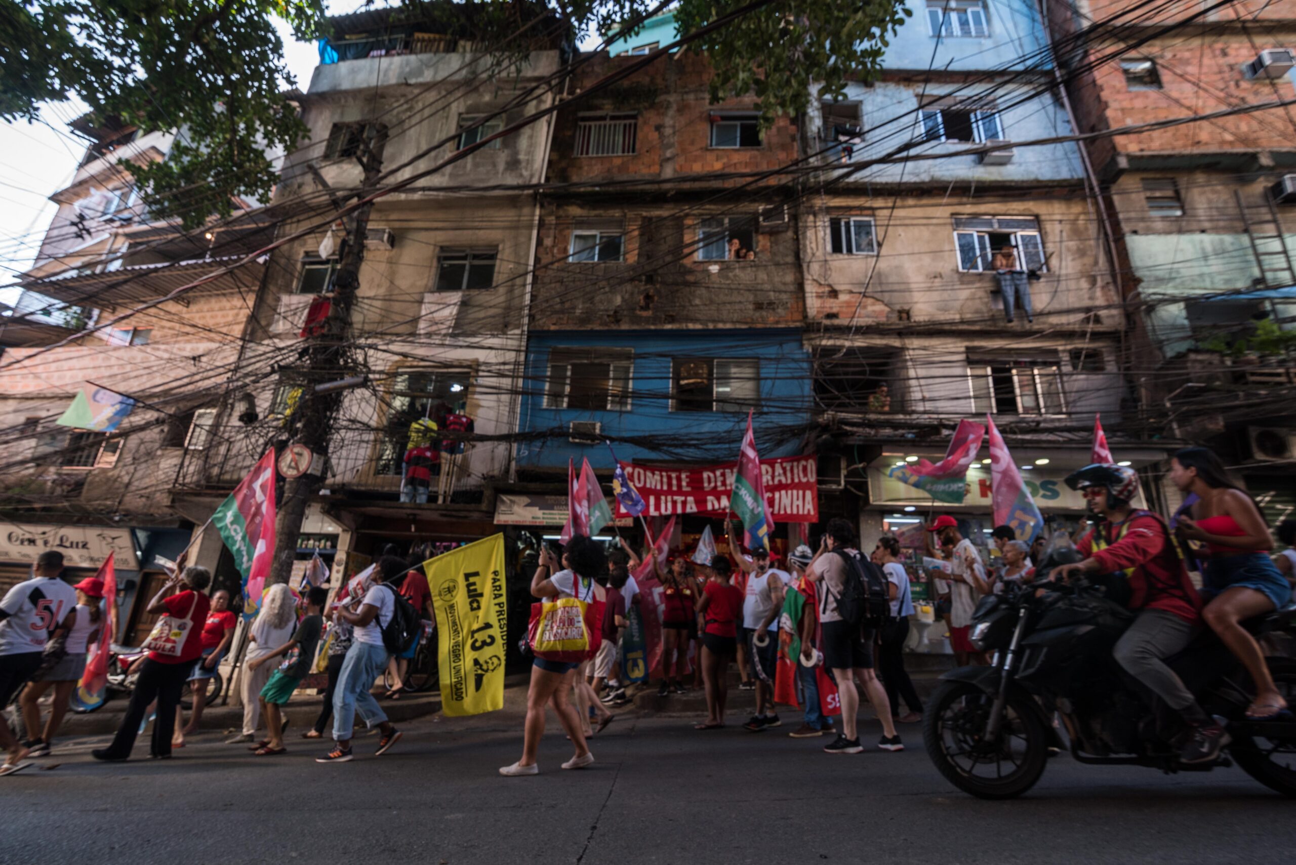 Registro desse momento de luta das favelas pela democracia na Rocinha. Foto: Bárbara Dias/RioOnWatch