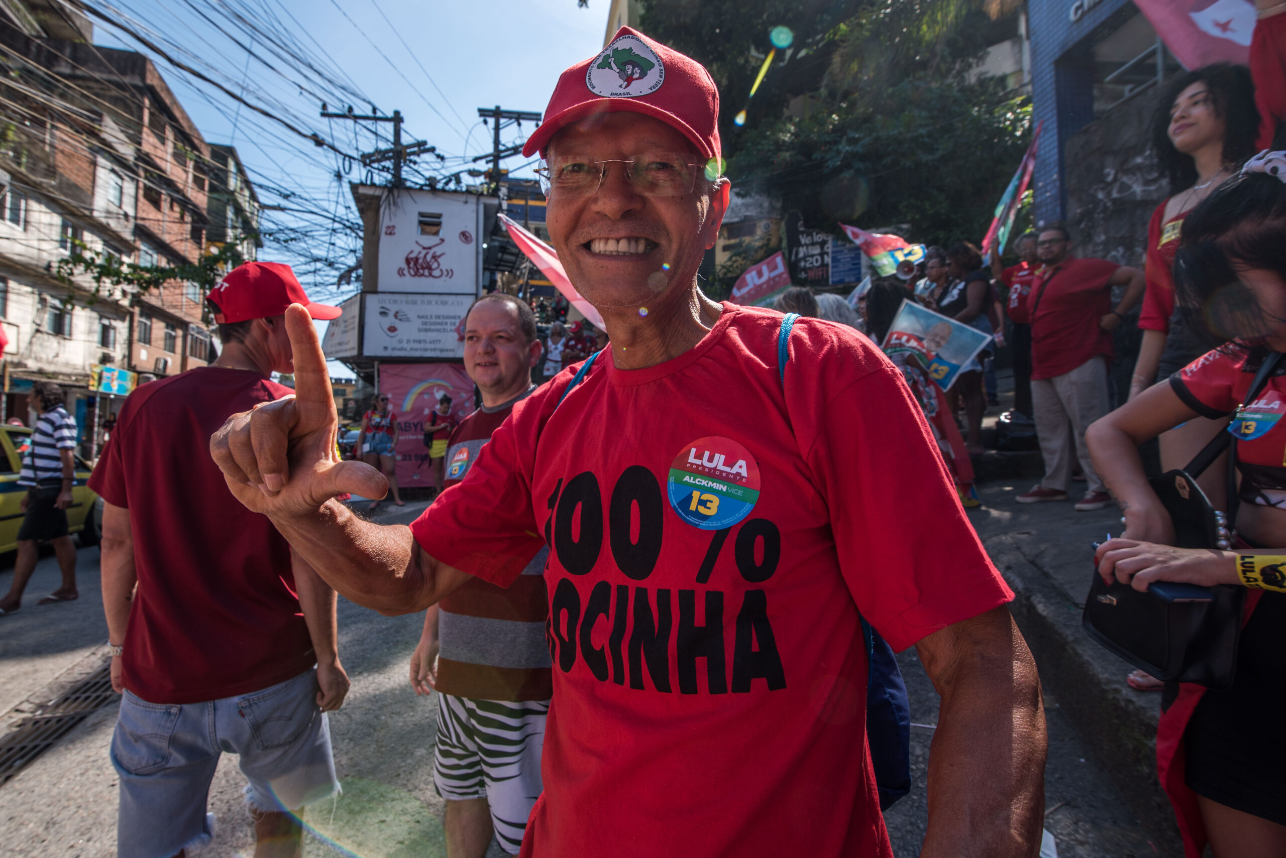Xaolin da Rocinha, uma das lideranças comunitárias que organizou a caminhada em apoio a Lula, na Rocinha. Foto: Bárbara Dias/RioOnWatch