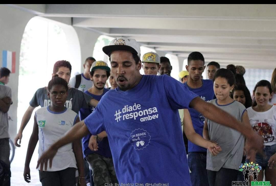 Zulu TecNykko dançando com Cypher Kids em escola pública da Baixada Fluminense. Foto: Beatriz Dias