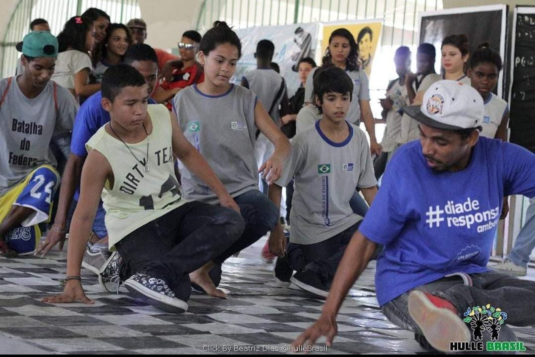 Zulu TecNykko ensinando passos de hip hop para alunos de escola pública estadual. Foto: Beatriz Dias