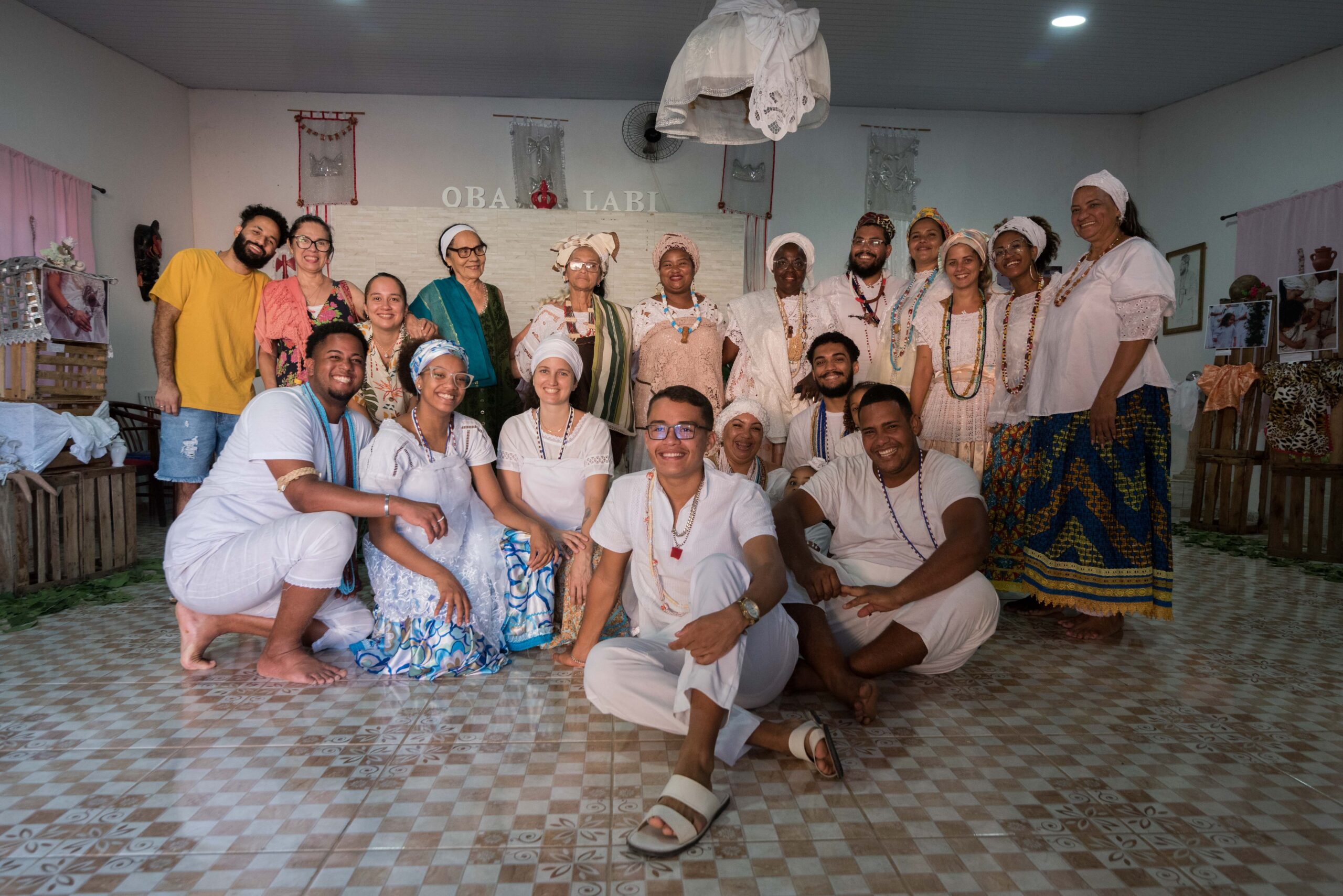 Comunidade do Ilê Axé Òbá Labí, matriarcas do CRAS de Axe e demais convidados do evento posam para a foto ao final das atividades realizadas. Foto: Bárbara Dias