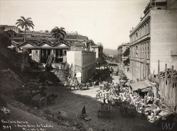 Demolição do Morro do Castelo, abertura de rua paralela à avenida Rio Branco, 1921. Foto: Augusto Malta/Acervo Instituto Moreira Salles