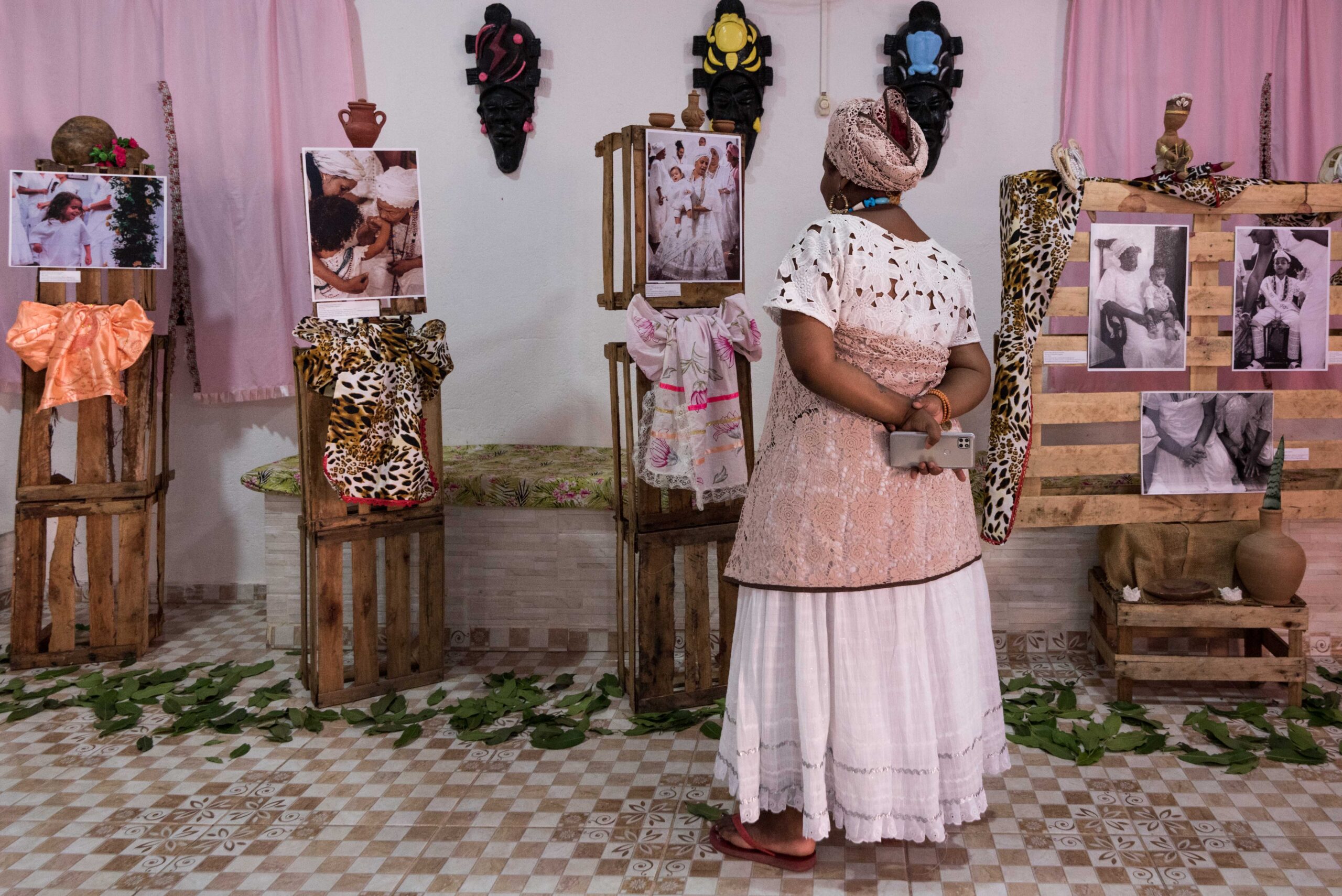 Exposição Pedrinhas Miudinhas da fotógrafa Clara Nascimento, sendo vista pela Iyá Jacqueline de Òbá. Foto: Bárbara Dias