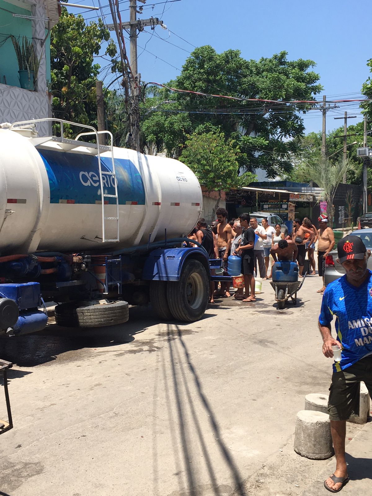 Moradores abastecem galões e baldes d'água em carro-pipa. Foto: Carlos Viana