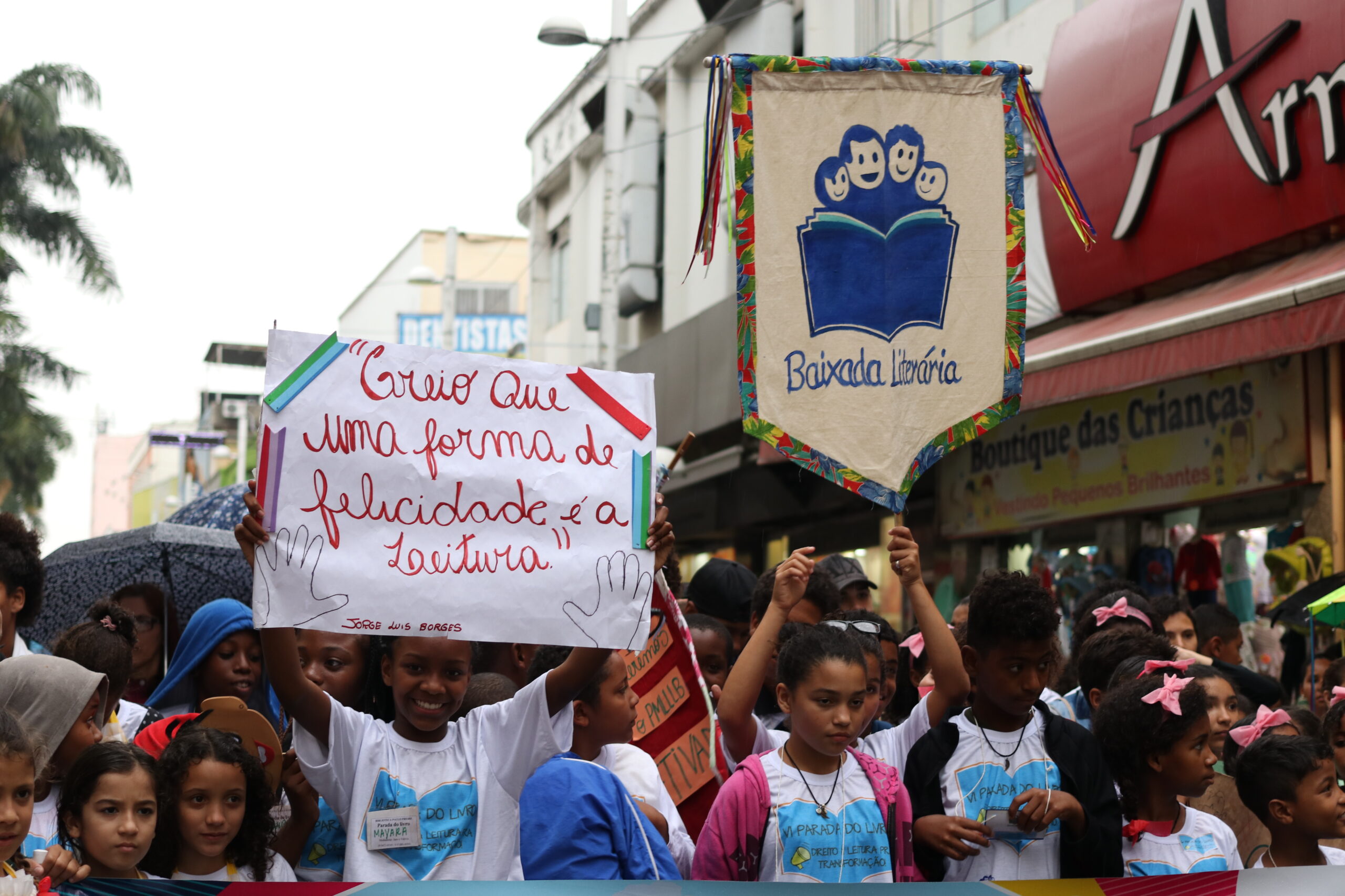 Parada do Livro passando pelo calçadão de Nova Iguaçu. Foto: Nathália Cabral