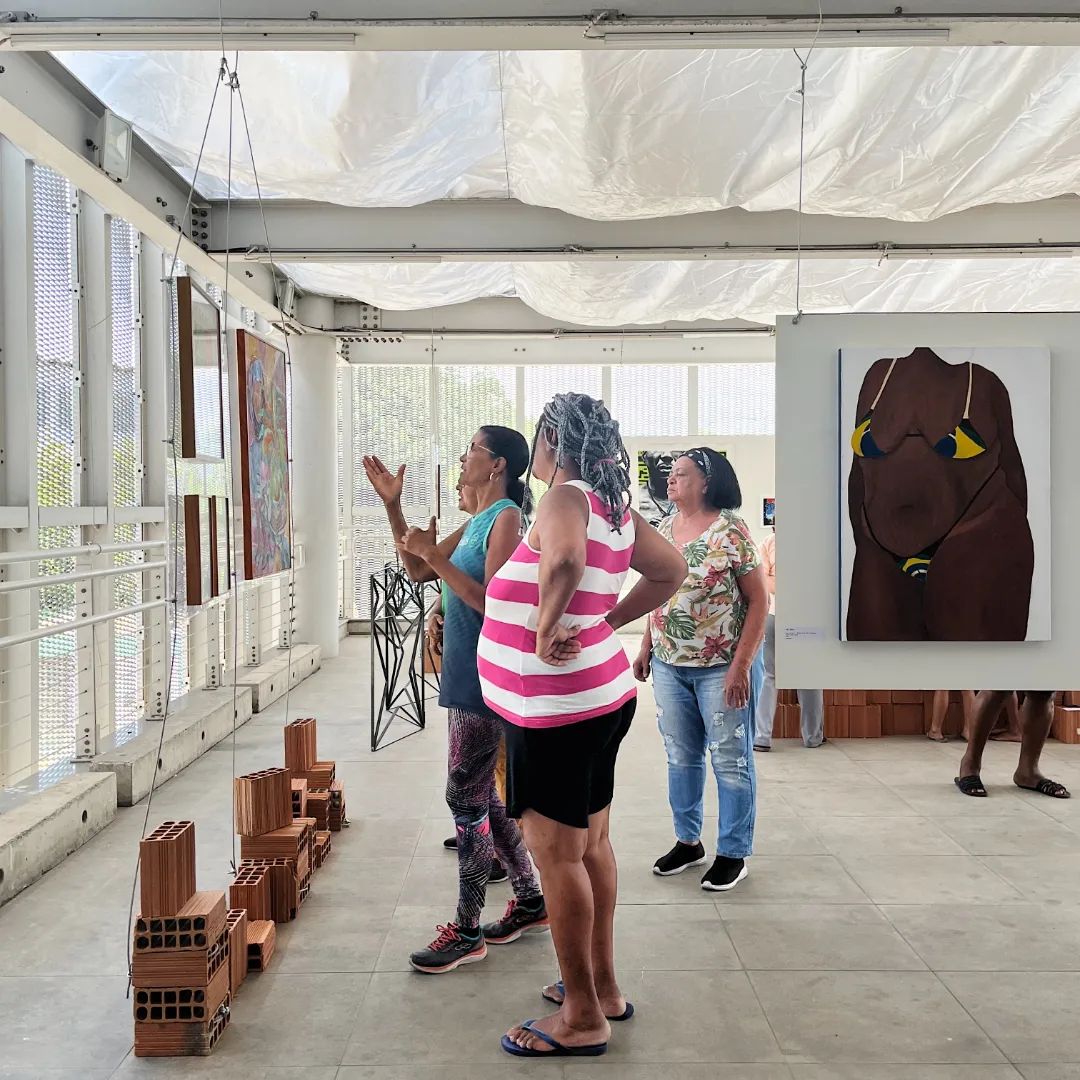 Público muito parecido com o do quadro à direita, do corpo feminino, negro e gordo, padrão corporal da maioria dos brasileiros, se diverte na 1ª Mostra de Arte Periférica Noix, no Parque de Madureira, em Honório Gurgel. Divulgação Instagram