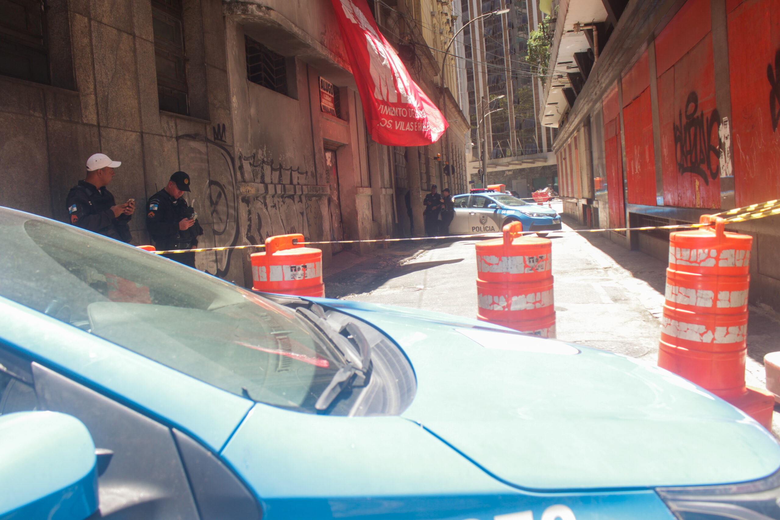 Rua Alcântara Machado, no Centro, completamente fechada pela Polícia Militar, em frente à Ocupação Luiz Gama. Foto: Vinícius Ribeiro