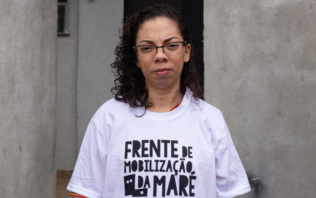 Gizele Martins com a camiseta da Frente de Mobilização da Maré. Foto: Jornal Maré de Notícias