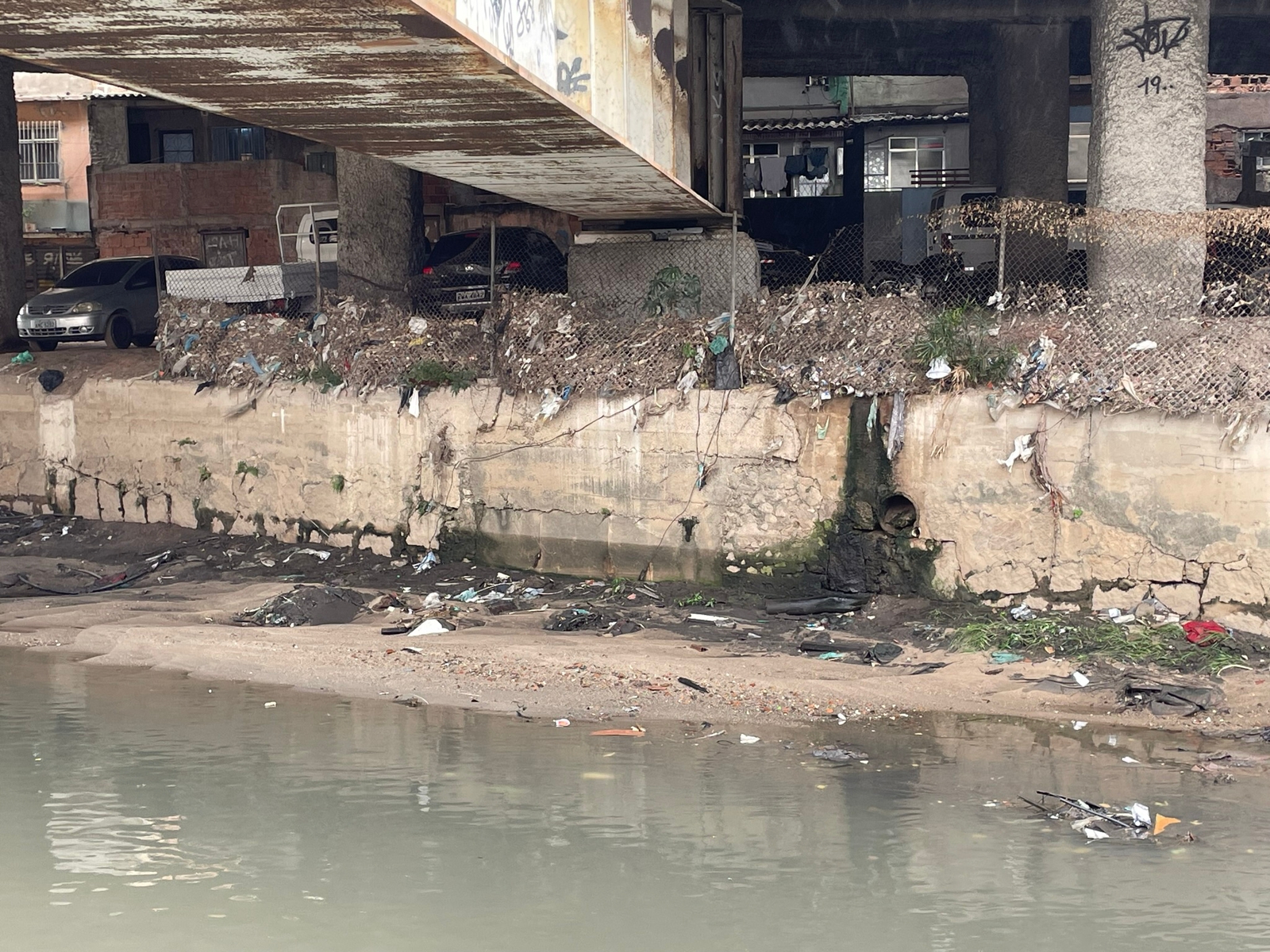 Lixo acumulado em grades acima do Rio Faria-Timbó. Foto: Juliana Pinho
