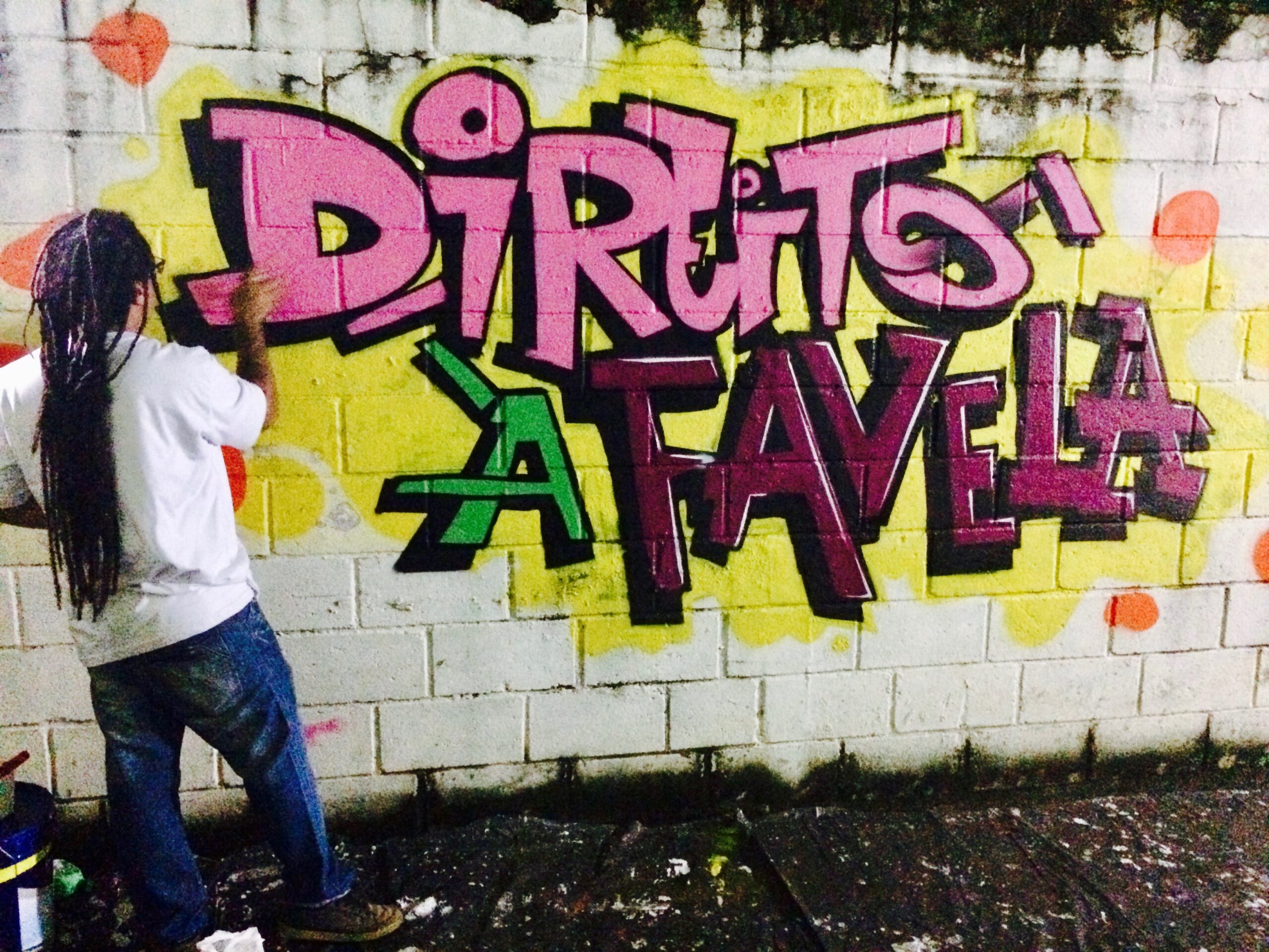 Grafite na Maré feito por David Amen, artista do Complexo do Alemão e integrante do Coletivo Raízes em Movimento. Foto: Brian MacNamara