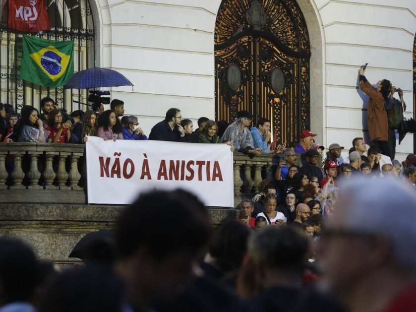 Ato em defesa da democracia na Cinelândia, Rio de Janeiro. Foto: Fernando Frazão/Agência Brasil
