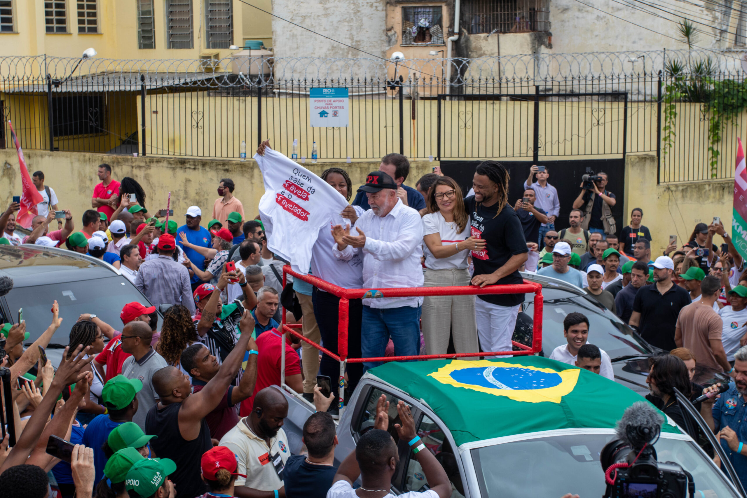 Rene Silva junto com Lula e Janja na caminhada no Complexo do Alemão, em ato de campanha nas eleições 2022. Foto: Vilma Ribeiro / Voz das Comunidades