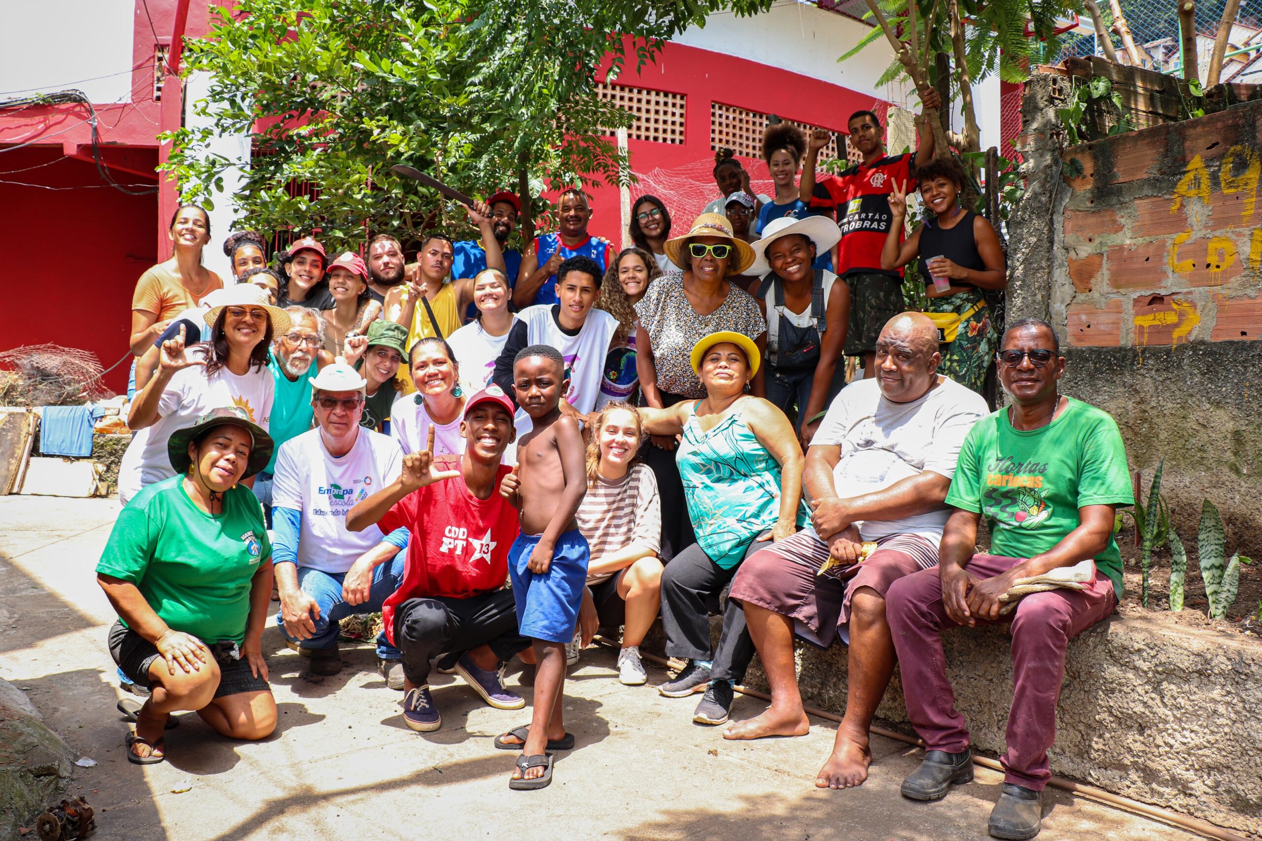 Membros da Rede Favela Sustentável se reúnem em um momento de descanso. Foto: Alexandre Cerqueira