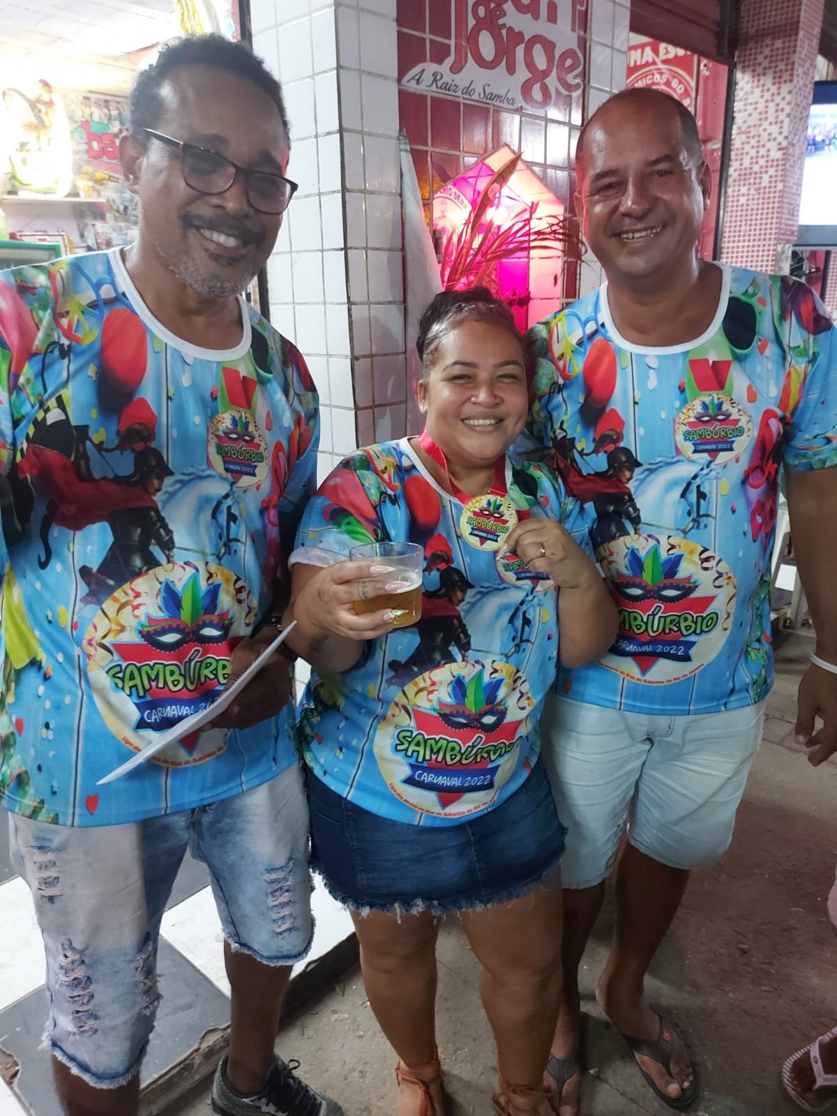 Gregório (criador da Sambúrbio e proprietário da Casa de Jorge), Tatiana e Wállace (diretores da Sambúrbio), na 1ª Sambúrbio, no Carnaval 2022. Foto: Arquivo pessoal
