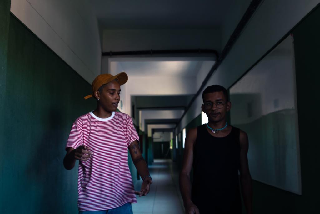Jhully Anne e Christian Ferreira, nos corredores da escola. Foto: Elton Ortine