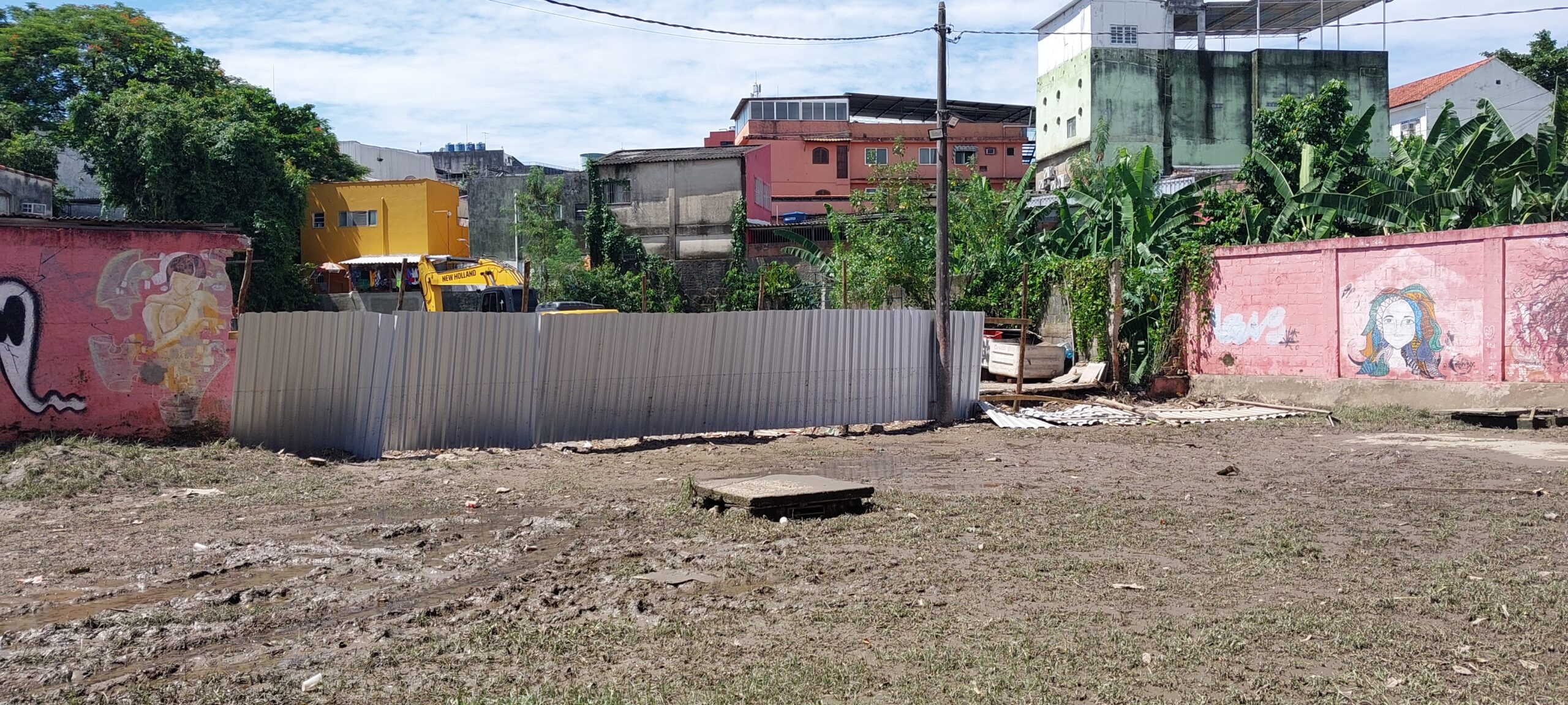 O muro do Colégio Estadual Pandiá desabou com a força da água da chuva de 11 de fevereiro. A unidade é espelho da situação na cidade, que vem sofrendo com as inundações neste início de fevereiro de 2023. Foto: Amanda Ares