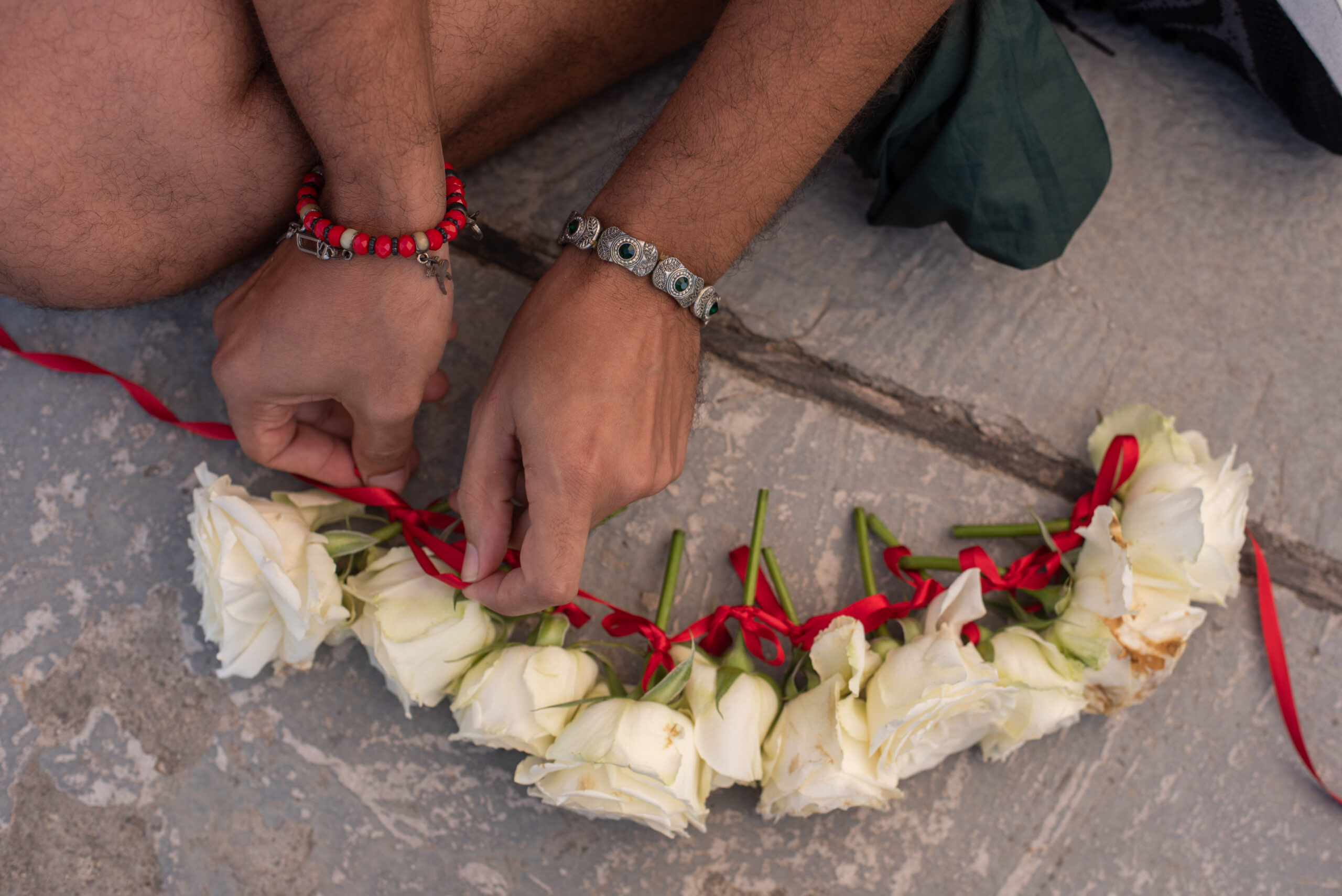 Preparação das flores para a Coroação de Maria Conga. Foto: Bárbara Dias