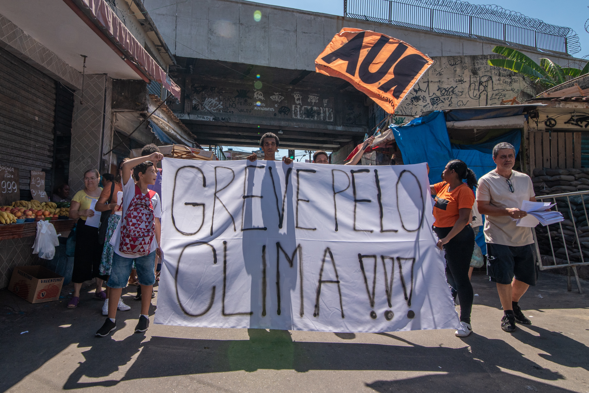 A Caminhada da Greve pelo Clima percorreu as ruas do Jacarezinho e de Manguinhos, duas das favelas mais atingidas pelos eventos climáticos extremos mais recentes a atingir o Rio de Janeiro. Foto: Bárbara Dias