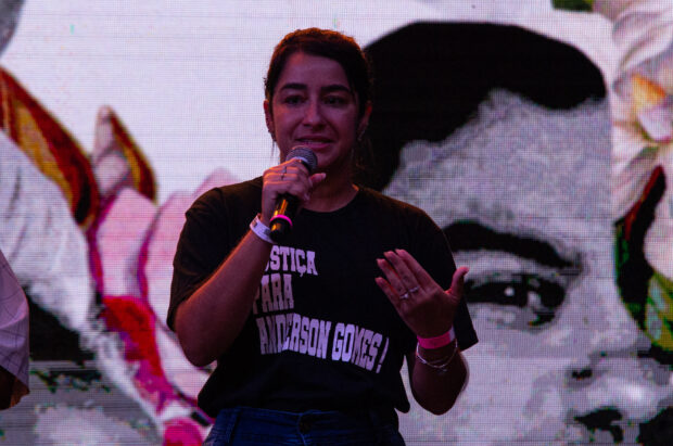 Agatha Reis, esposa de Anderson Gomes, fala ao público durante o Festival Justiça por Marielle e Anderson 2023. Foto: Bárbara Dias