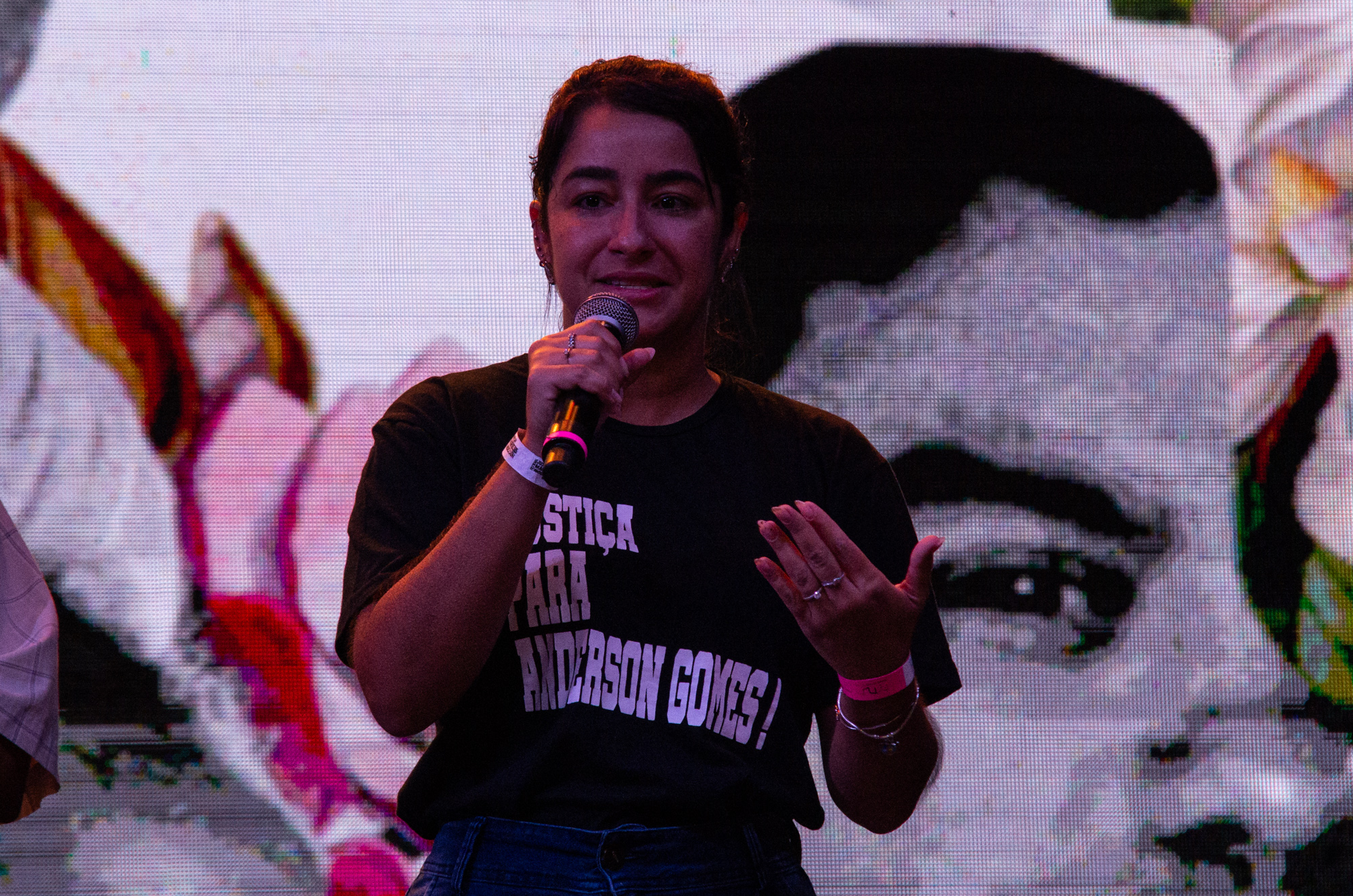 Agatha Reis (esposa de Anderson Gomes) fala ao público durante o Festival Justiça por Marielle e Anderson. Foto: Bárbara Dias
