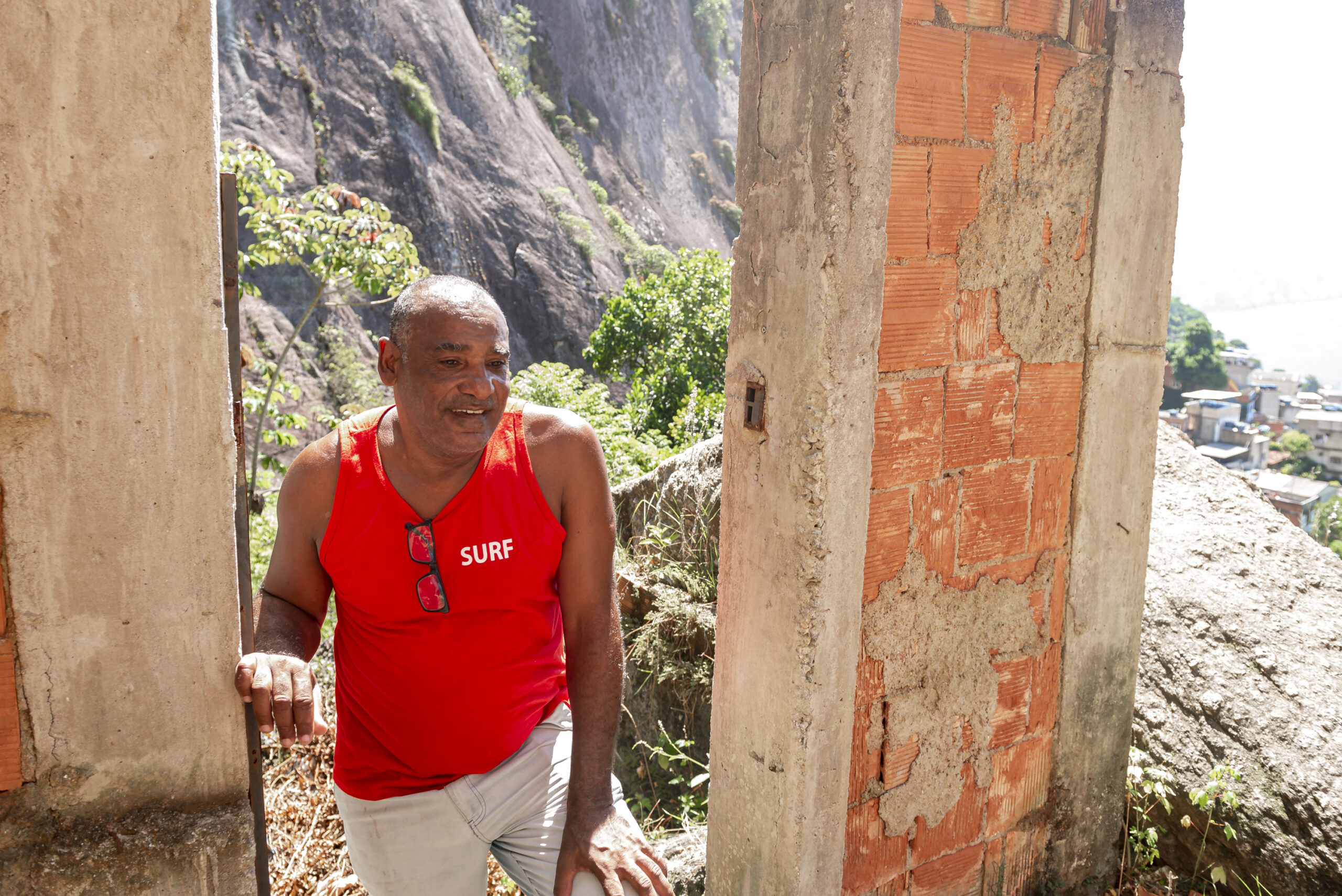 Antônio Paiva observa o que sobrou de sua casa na Jaqueira, Vidigal, demolida de surpresa pela prefeitura em 2019. Foto: Igor Albuquerque