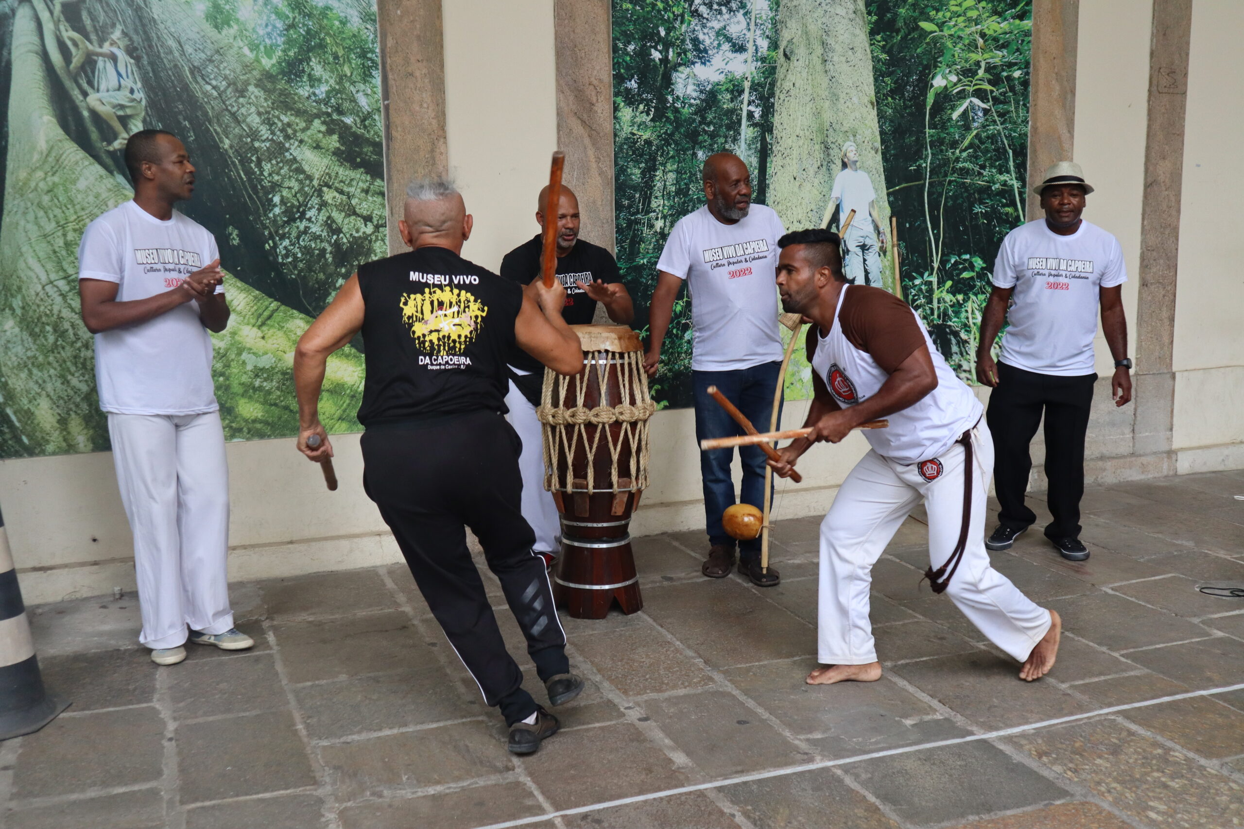 O Museu Vivo da Capoeira fez uma apresentação animada para começar o segundo dia. Foto: Isaac Goodwin
