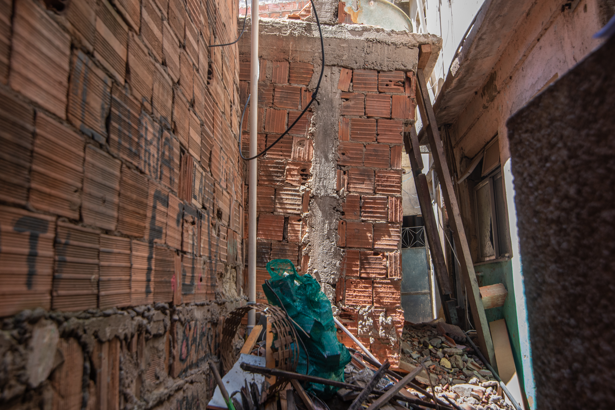 Casa interditada no Jacarezinho escorada por vigas de madeira. Foto: Bárbara Dias