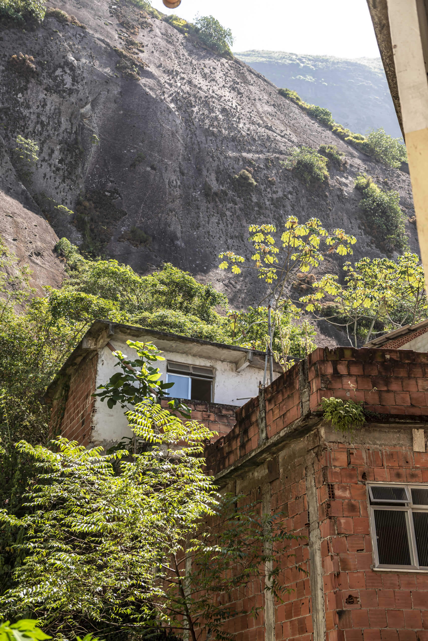 Casas bem próximas à pedra na Jaqueira, ameaçadas por rolamentos de pedra. Foto: Igor Albuquerque