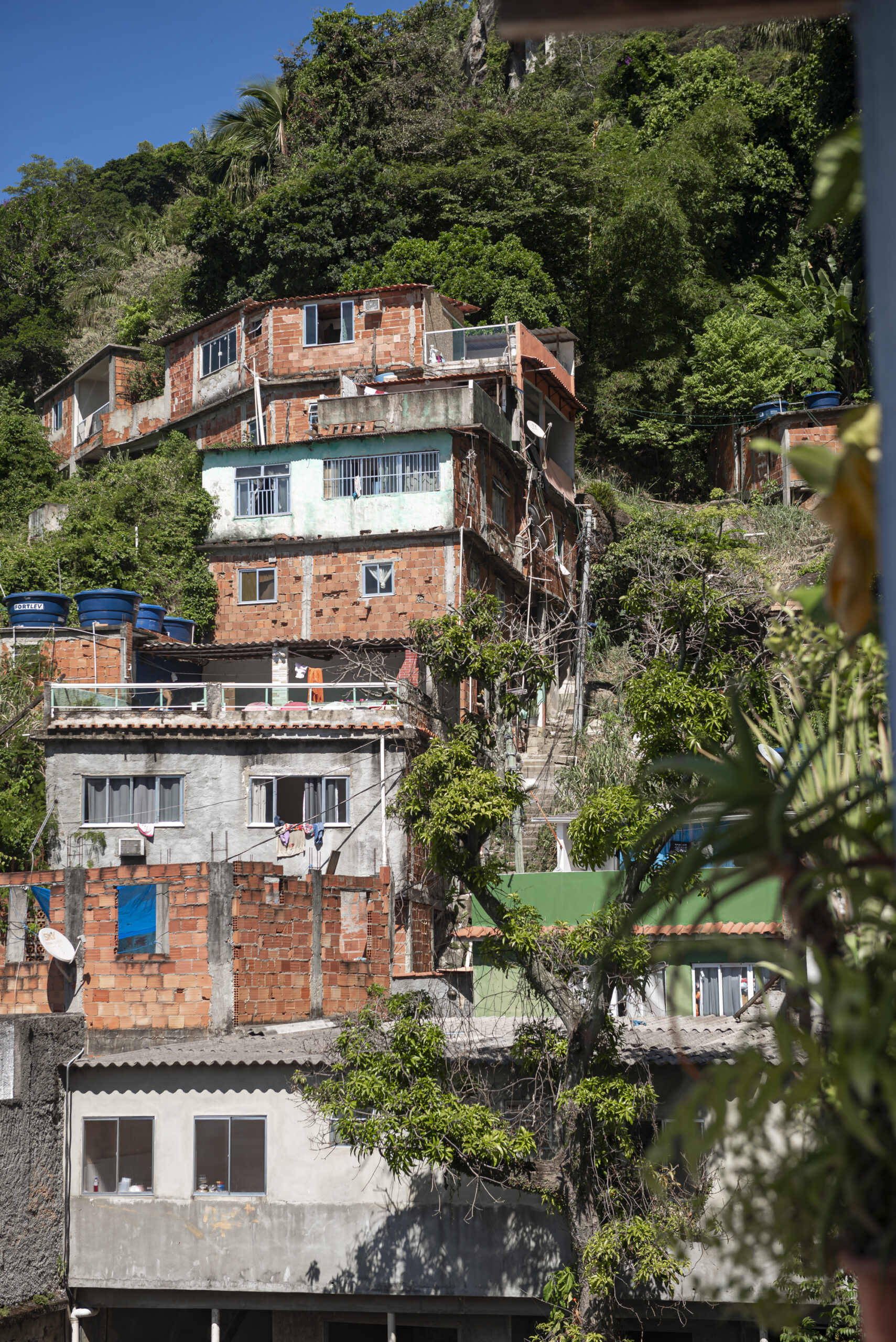 Casas muito próximas às pedras na área demarcada para ser removida na Jaqueira, parte alta do Vidigal. Foto: Igor Albuquerque