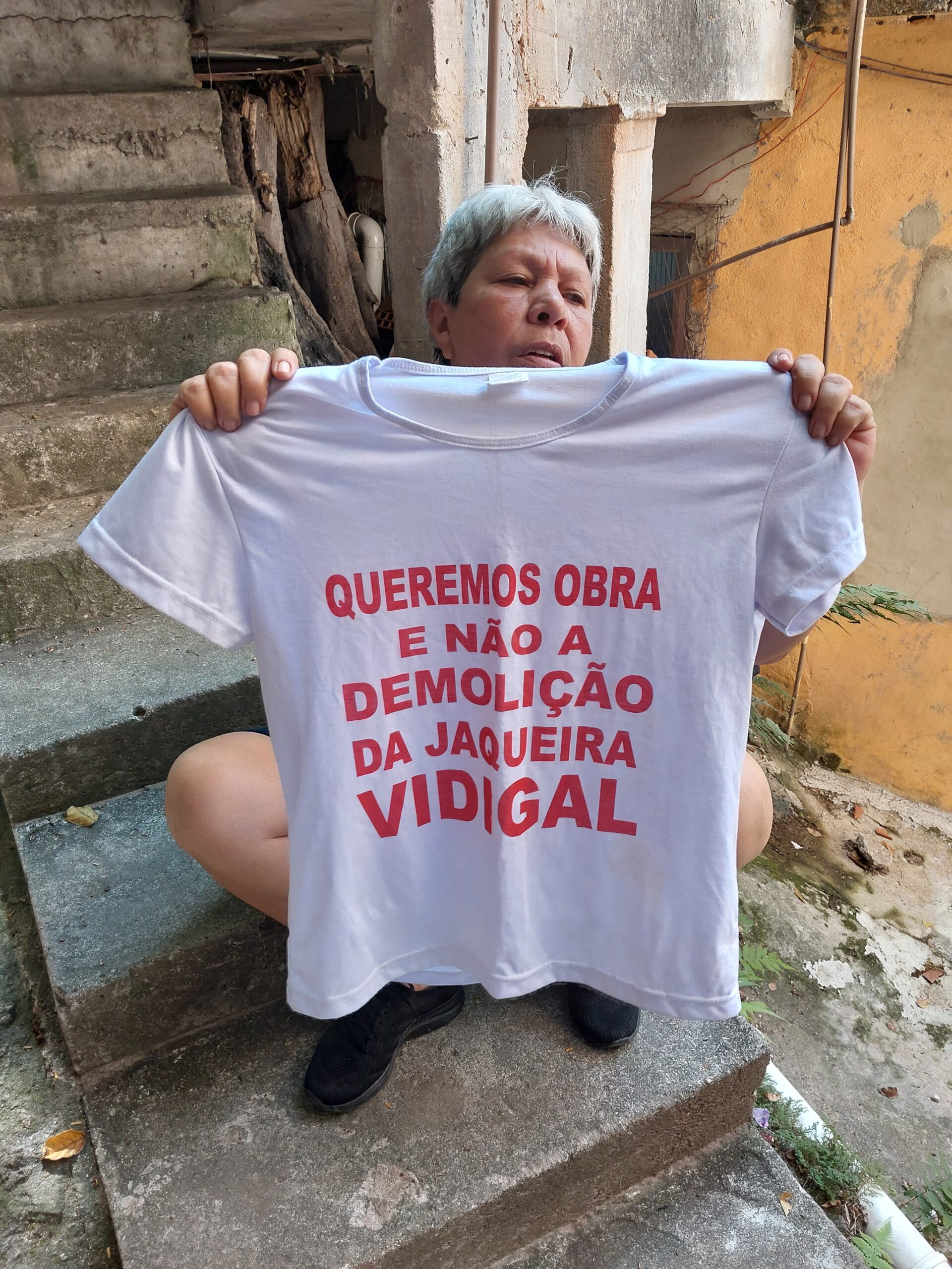 Dona Deise pede a realização de obras de contenção sem a retirada dos moradores. Foto: Bárbara Nascimento