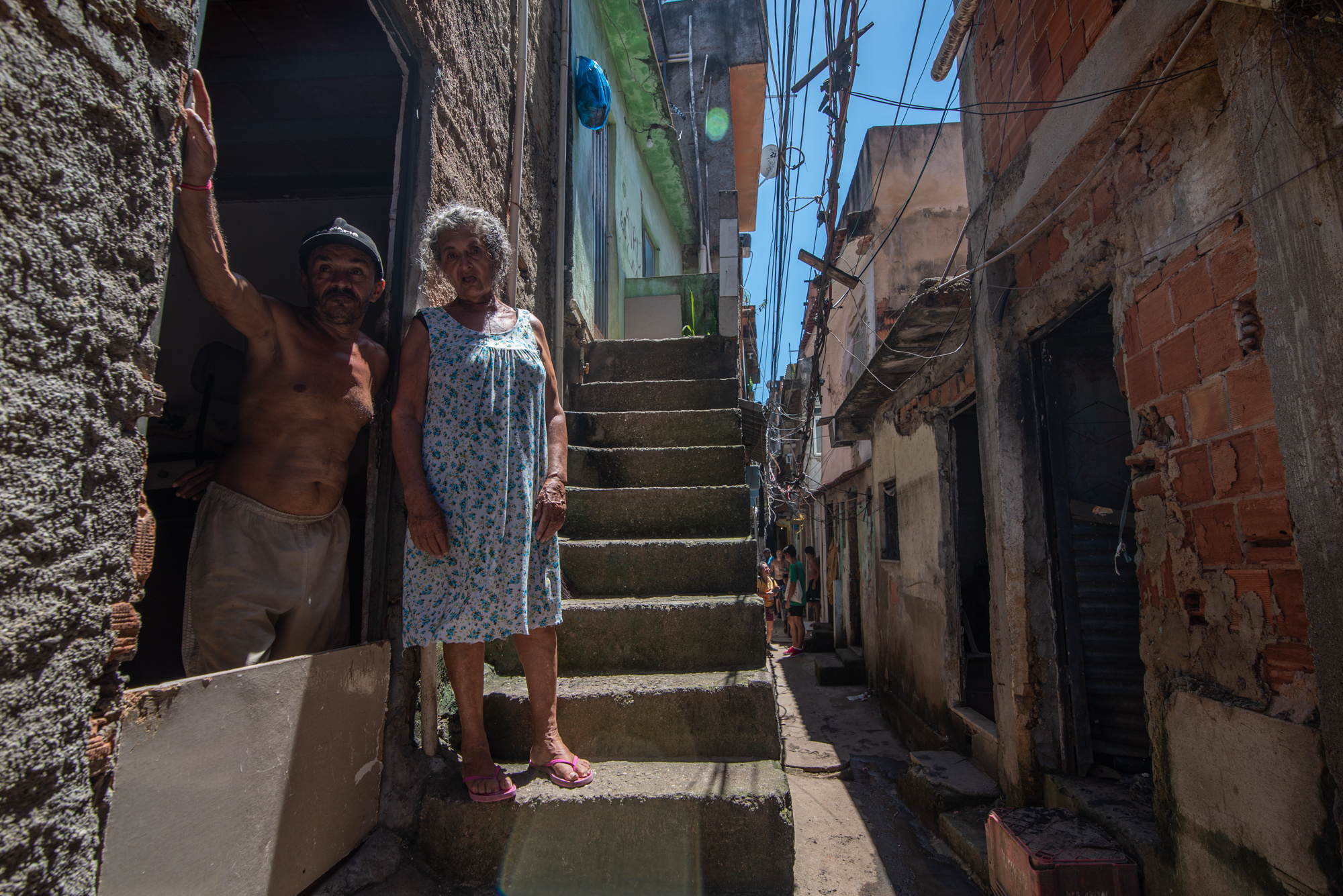 Dona Maria Emília e seu filho, na escada de acesso à sua casa na Rua São José. Foto: Bárbara Dias