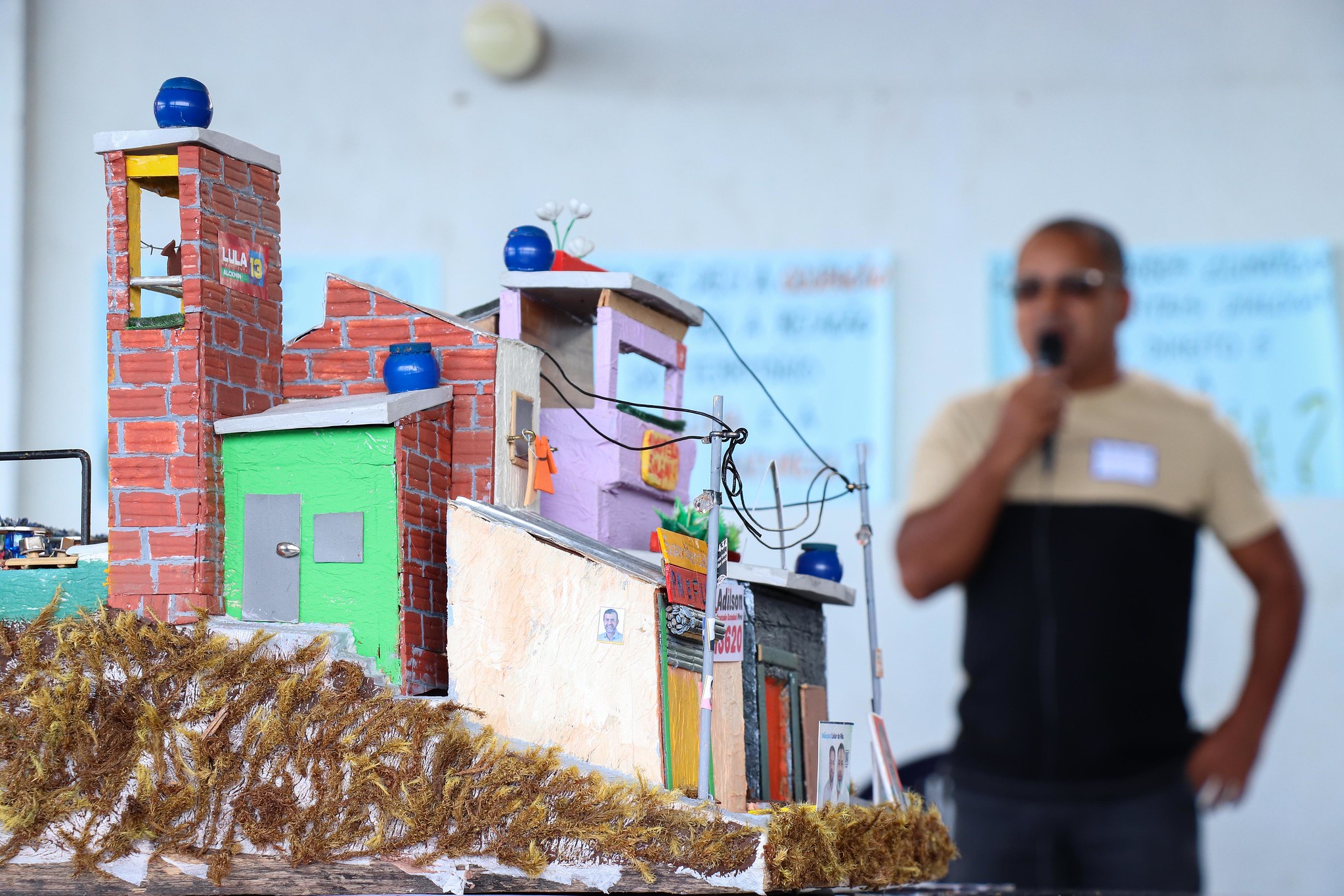 Maquete, feita de material reciclável, representando uma favela, produzida por Evânia, ex-moradora do Vidigal, em parceria com PUC-Arte Rio. Foto: Alexandre Cerqueira