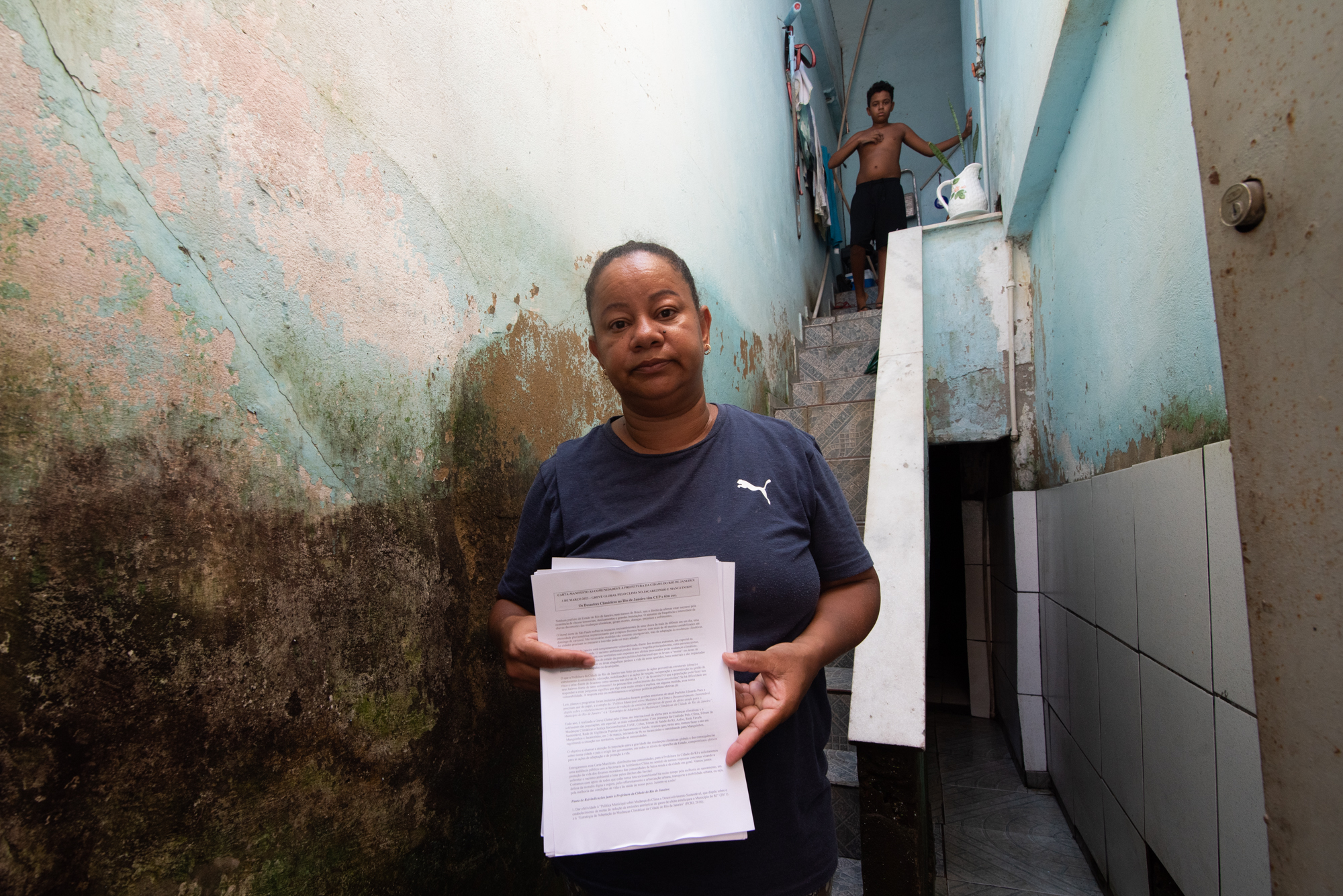 Maria Aparecida de Manguinhos, em sua casa, mostra a carta-manifesto. Foto: Bárbara Dias