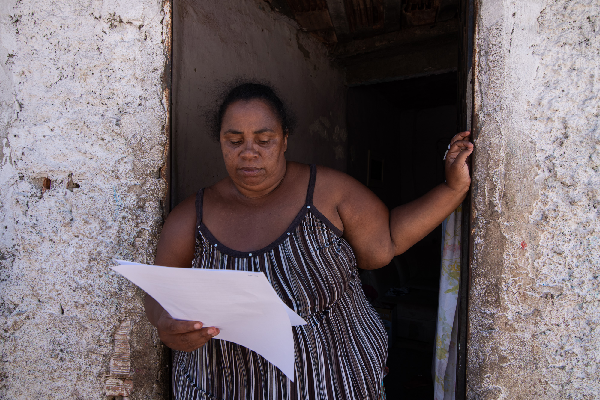 Moradora de Manguinhos lendo a Carta-manifesto às Comunidades e à Prefeitura da Cidade do Rio de Janeiro. Foto: Bárbara Dias