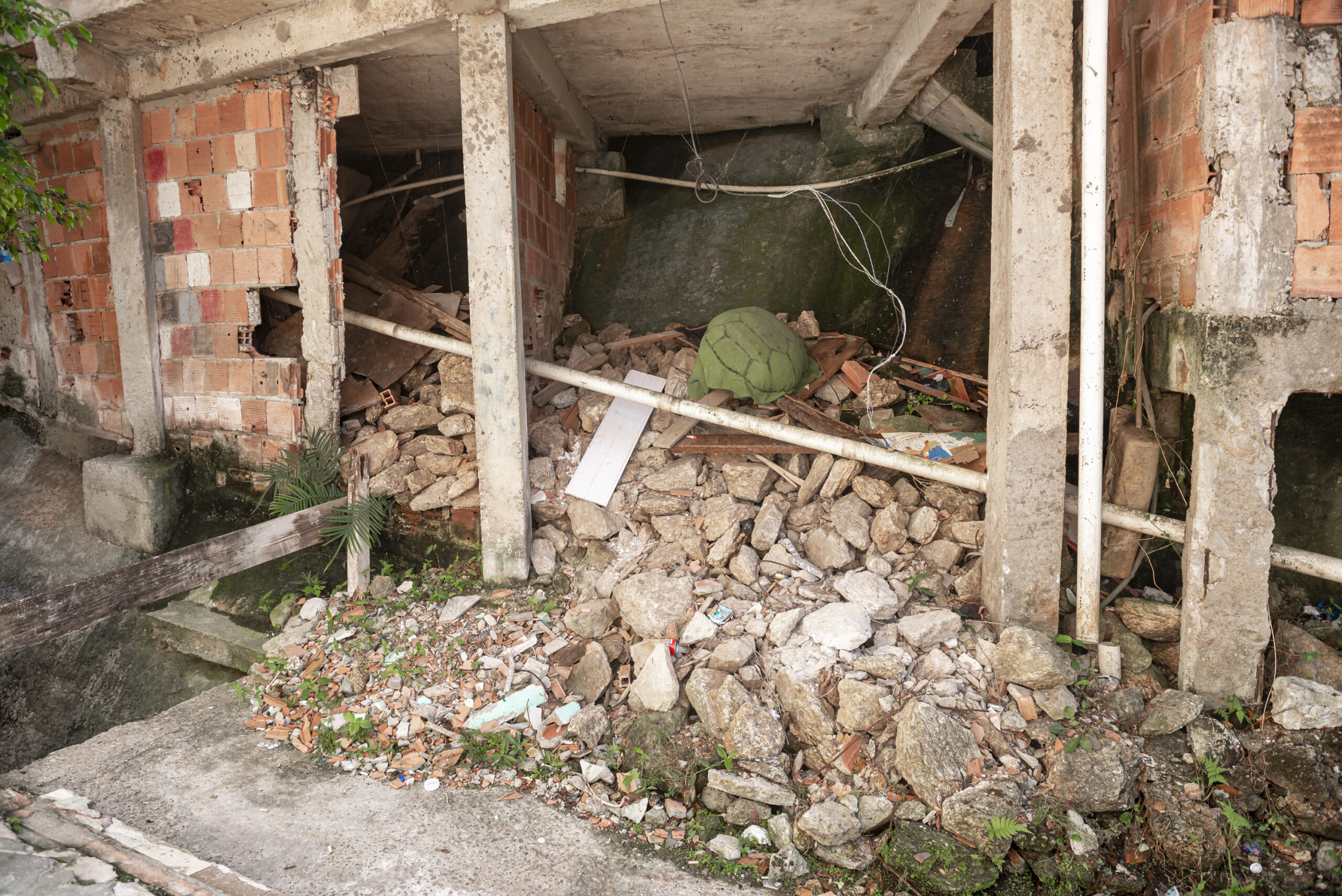 Situação atual de uma casa atingida por rolamento de pedra causado pelo temporal de 2019. Foto: Igor Albuquerque