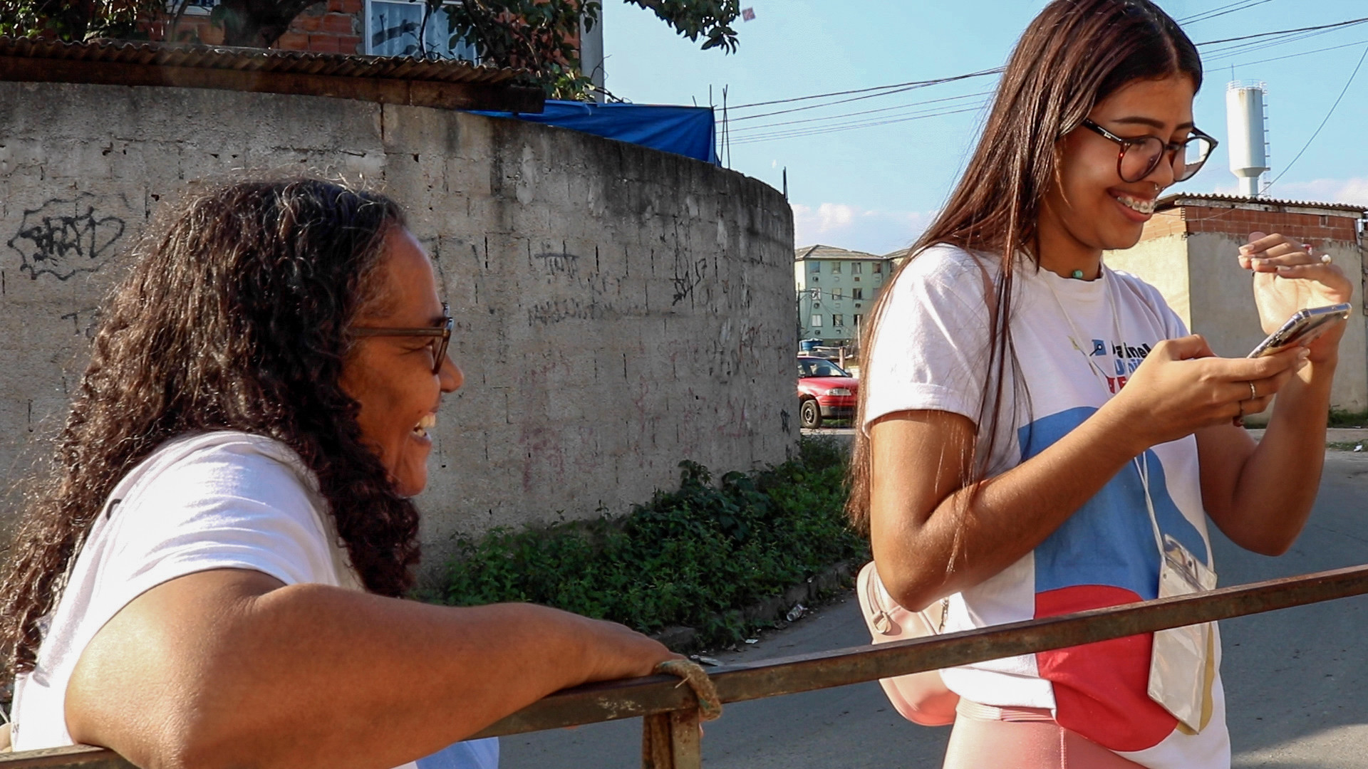 Fase de levantamento de dados, duas participantes do curso fazendo as entrevistas/ pesquisas com as pessoas nas ruas da Cidade de Deus. Foto: Luiza de Andrade
