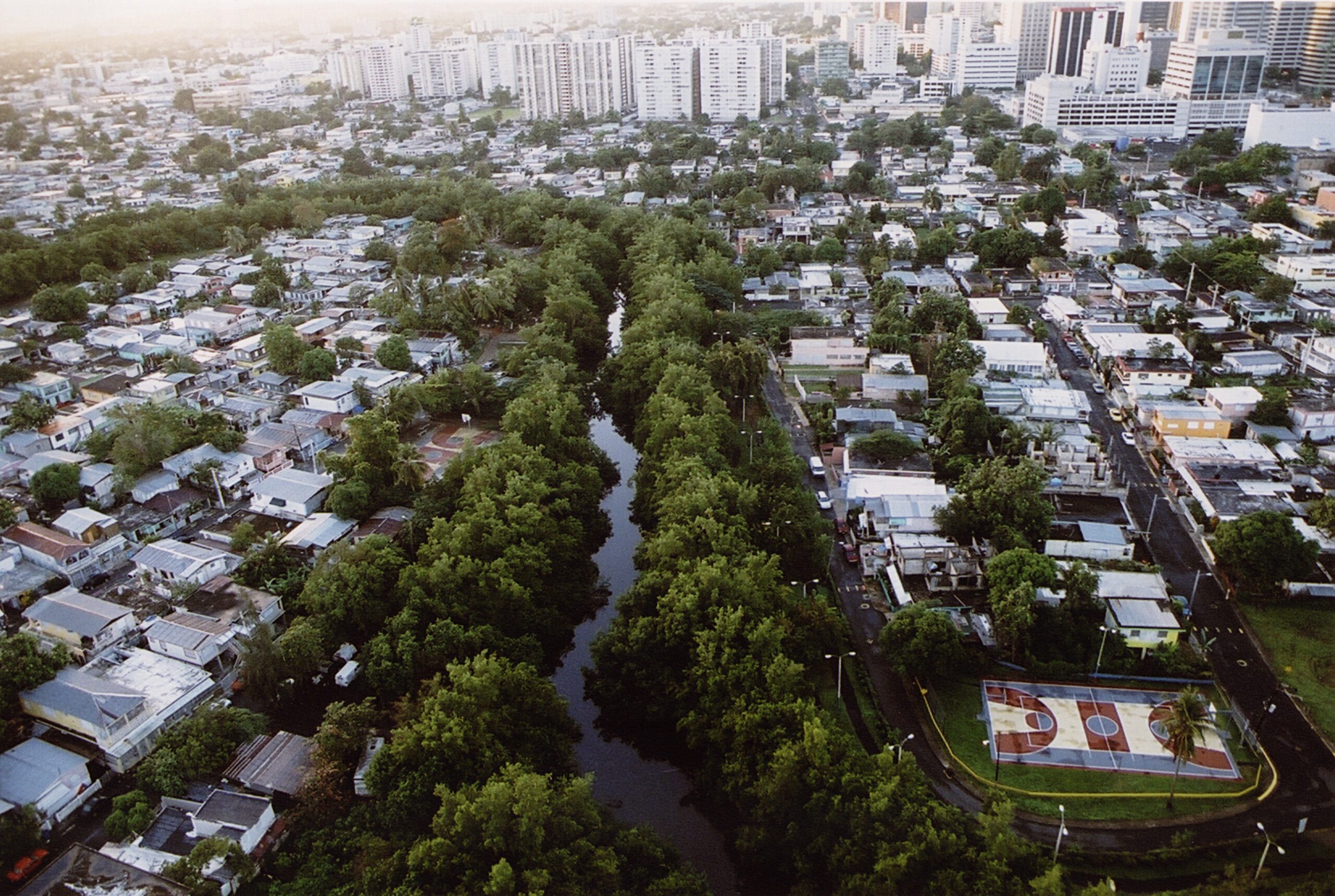 Foto aérea do Fideicomiso de la Tierra Caño Martín Peña, TTC implementado em um conjunto de favelas em Porto Rico, e vencedor do Prêmio Mundial do Habitat em 2015