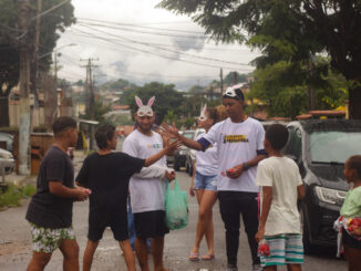 Matheus Fernando, Suellen Souza, Daniel Mendes distribuem kits e chocolates para as crianças das favelas de Cavalcanti na páscoa. Foto: Vinícius Ribeiro