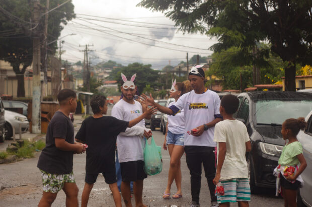 Matheus Fernando, Suellen Souza, Daniel Mendes distribuem kits e chocolates para as crianças das favelas de Cavalcanti na páscoa. Foto: Vinícius Ribeiro
