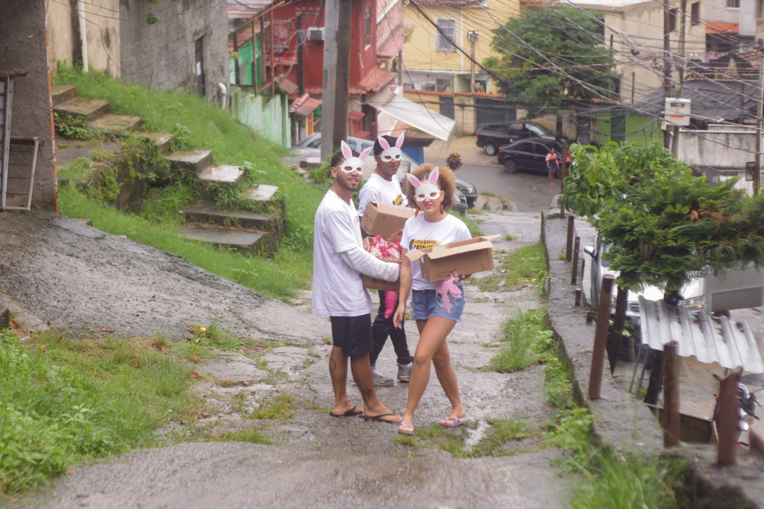 Matheus Fernando, Suellen Souza, Daniel Mendes, distribuindo os kits de chocolates. Foto: Vinícius Ribeiro 