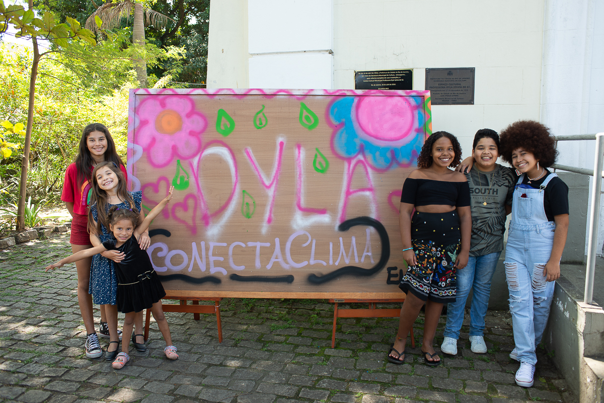 O Projeto “Conecta Clima” mobilizou crianças de escolas públicas, artistas locais e moradores, em ações de educação ambiental, na Praça Seca, em 2022. Foto: Gabriel Loiola