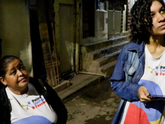 Pesquisadores-cidadãos entrevistam moradores para a amostra do estudo que gerou o Relatório Eficiência Energética nas Favelas. Foto: Luiza Andrade
