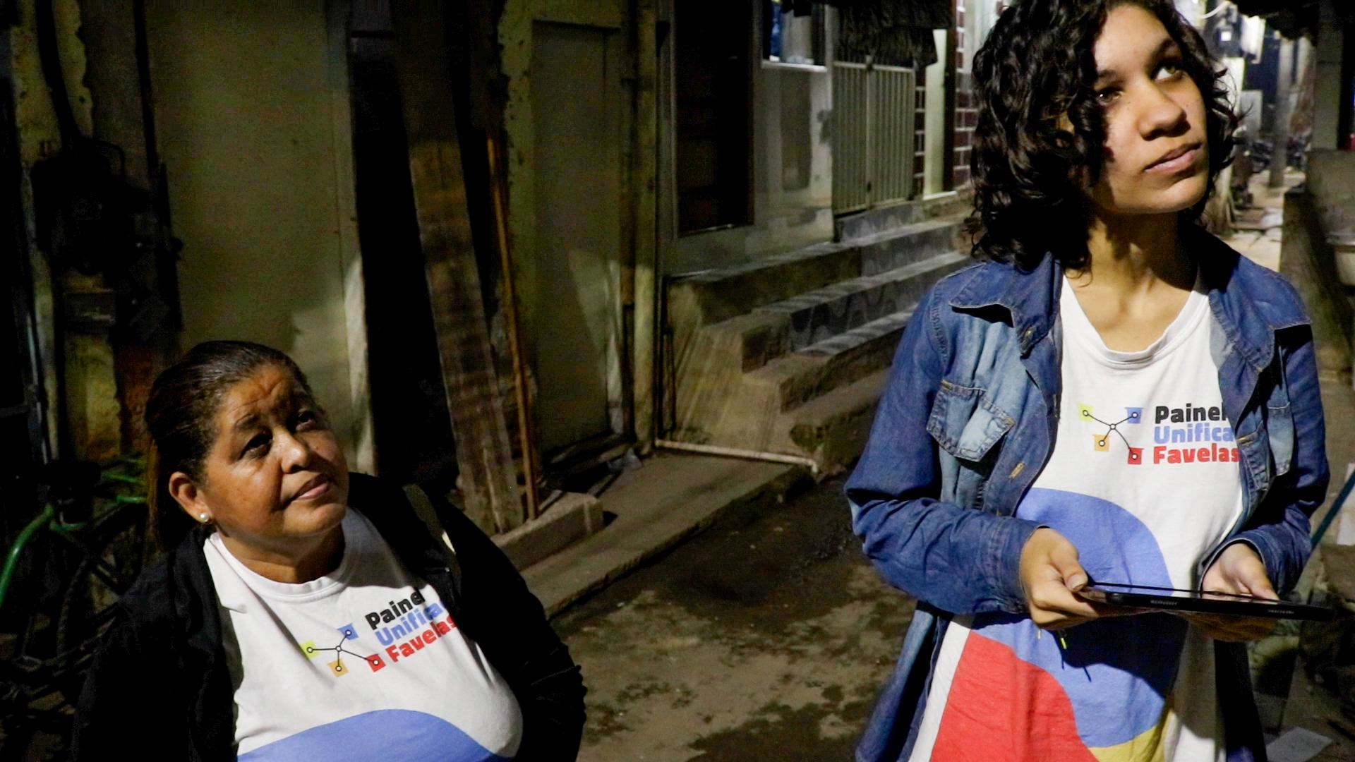 Pesquisadores-cidadãos entrevistam moradores para a amostra do estudo que gerou o Relatório Eficiência Energética nas Favelas. Foto: Luiza Andrade