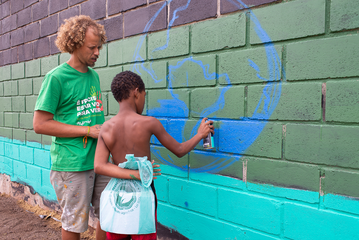 Projeto “Coleta Maré”, do Espaço de Leitura Jorge Amado, promoveu conscientização ambiental com leitura, grafite e poesia em frente à Lona Cultural Herbert Vianna, no Complexo do Maré, em 2022. Foto: Gabriel Loiola