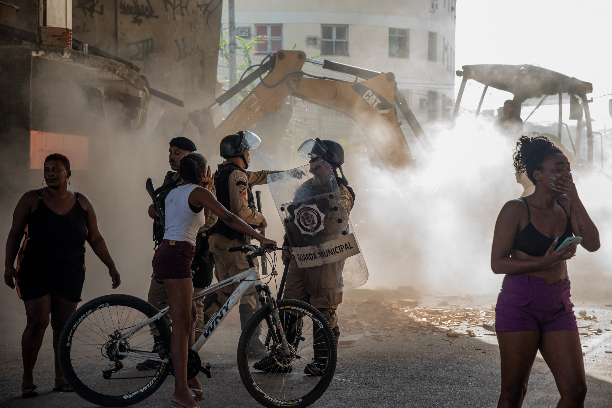 Após a demolição de comércios na favela do Rato Molhado, uma moradora entra em desespero. Foto: Bárbara Dias
