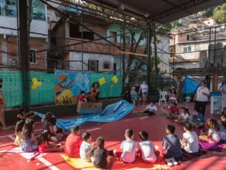 Atividade de contação de histórias na Rocinha, na festa do dia das crianças no ano de 2021. Foto: Bárbara Dias